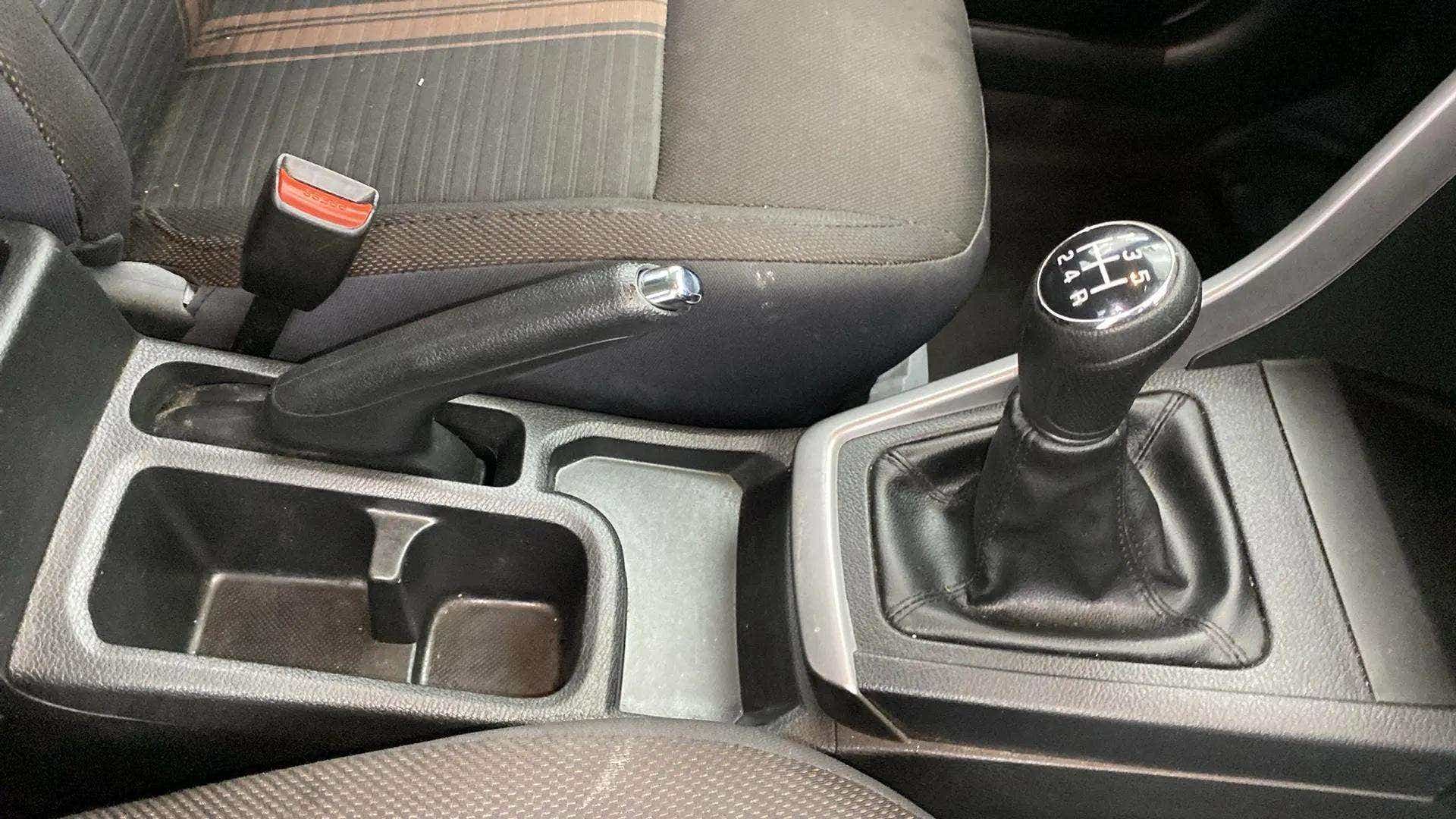 Gear lever and handbrake area of a Maruti Suzuki Brezza