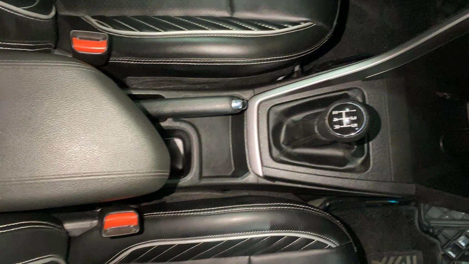 Gear lever and handbrake area of a Maruti Suzuki Brezza