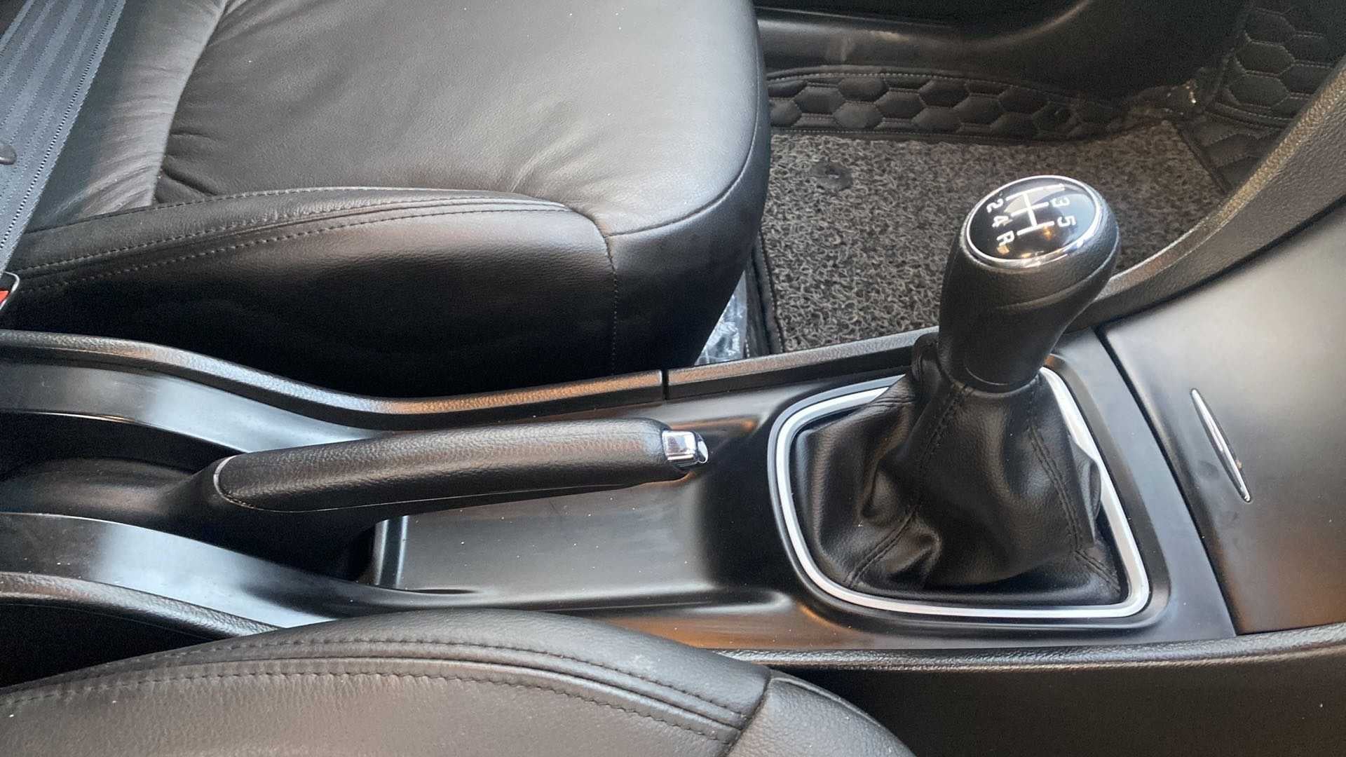 Gear lever and center console of a Maruti Suzuki Ciaz