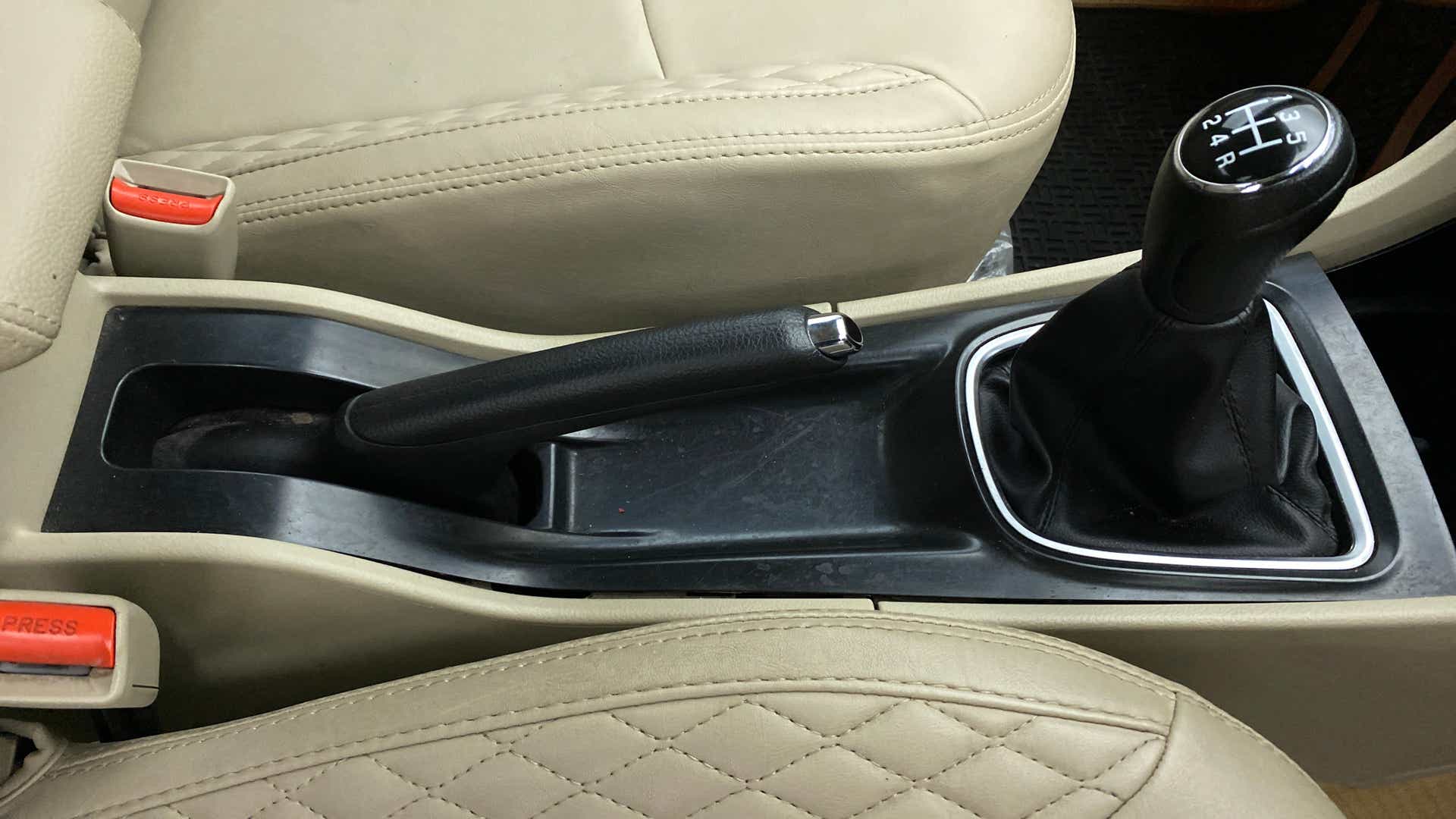 Manual gear shifter and handbrake area of a Maruti Suzuki Ciaz