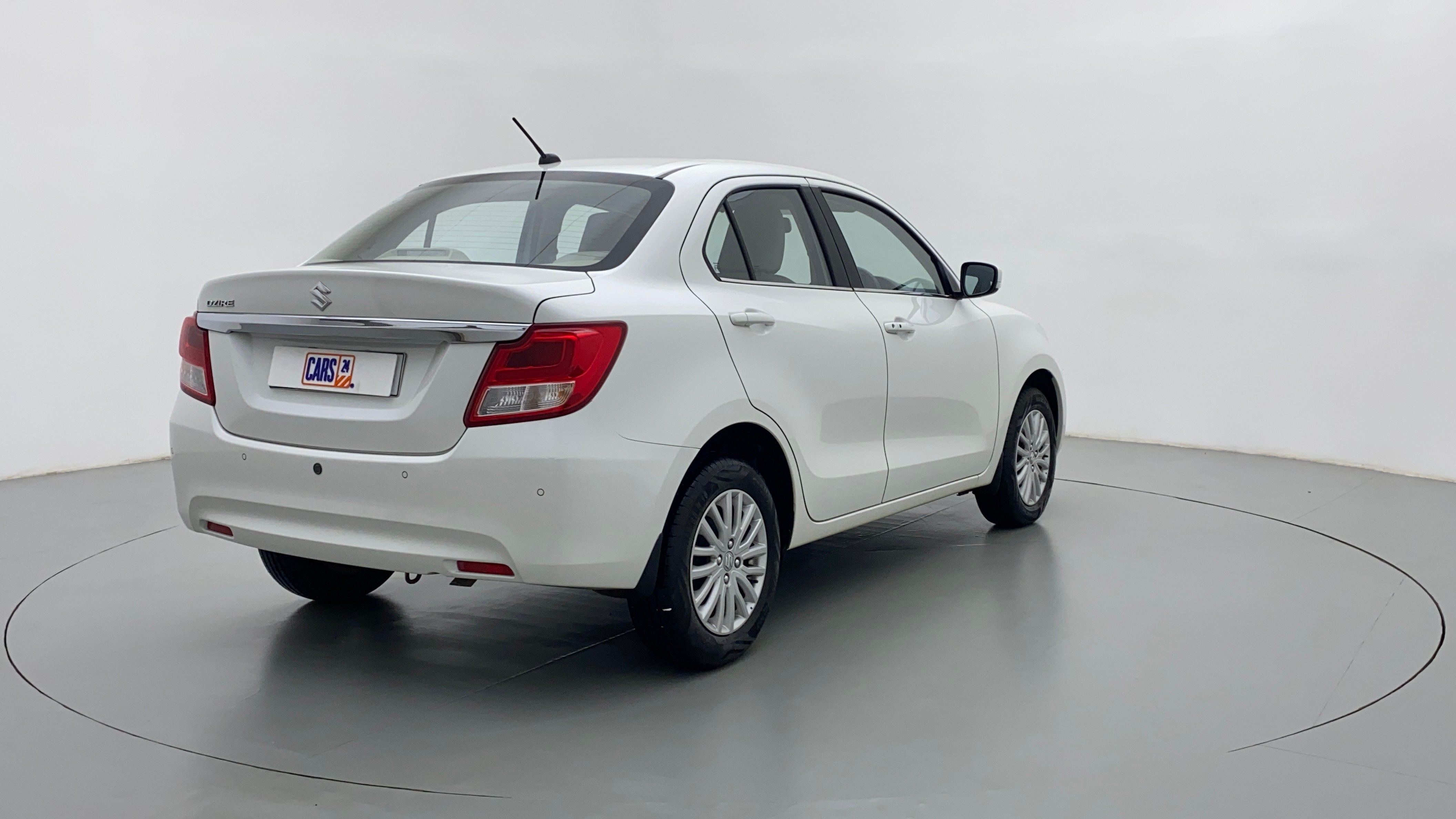 Rear three-quarter view of a arctic white Maruti Suzuki Dzire 2018-2023