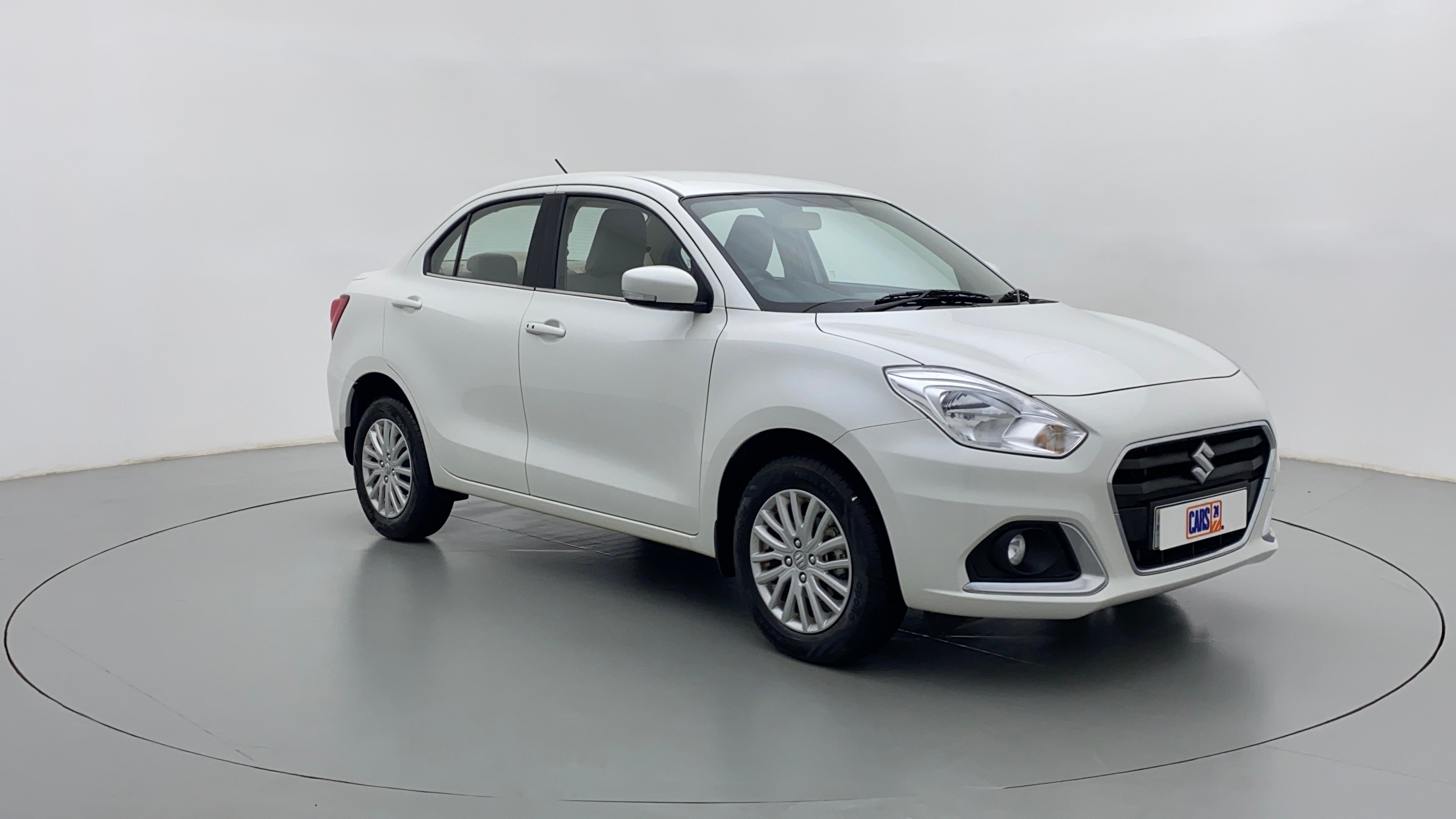 Front three-quarter view of a Arctic White Maruti Suzuki Dzire 2018-2023
