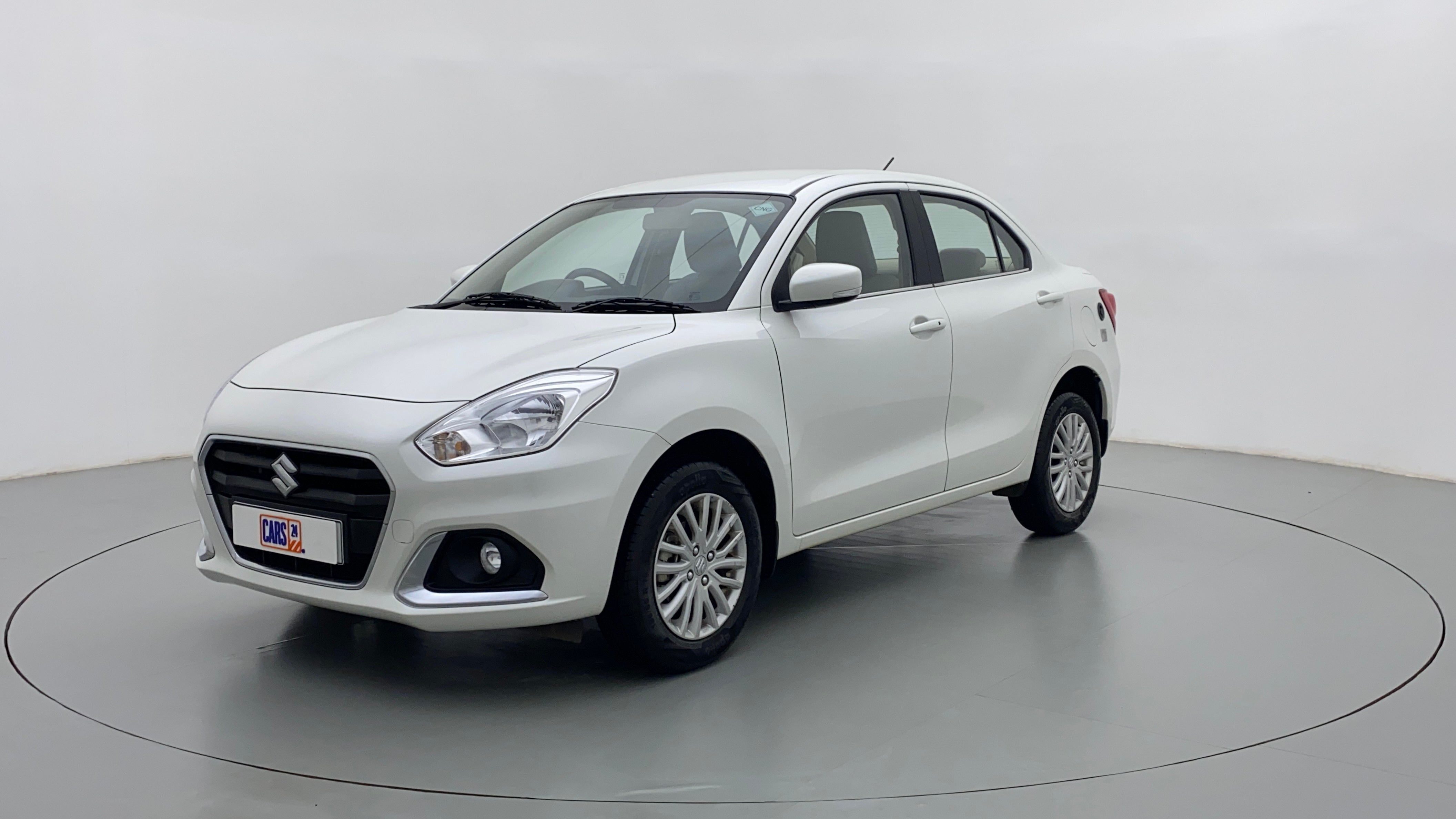 Front three-quarter view of a arctic white Maruti Suzuki Dzire 2018-2023