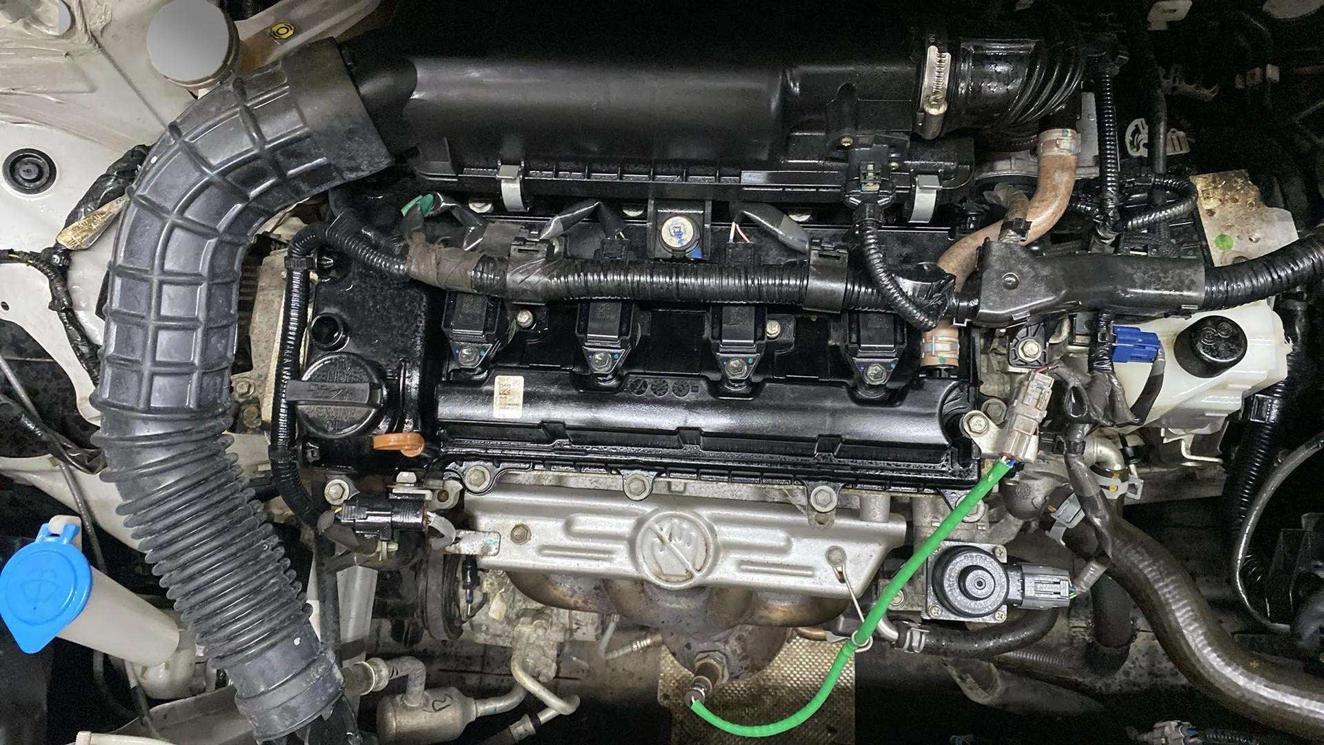 Engine bay view of a Maruti Suzuki Dzire 2018-2023