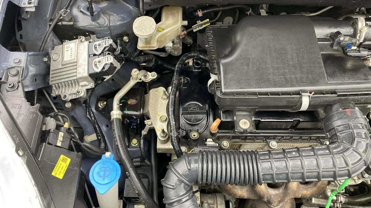 Engine bay of a Maruti Suzuki Dzire 2018-2023