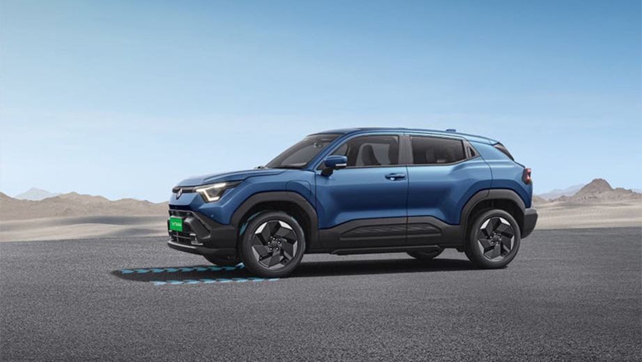 Side view of a Nexa Blue Maruti Suzuki e Vitara