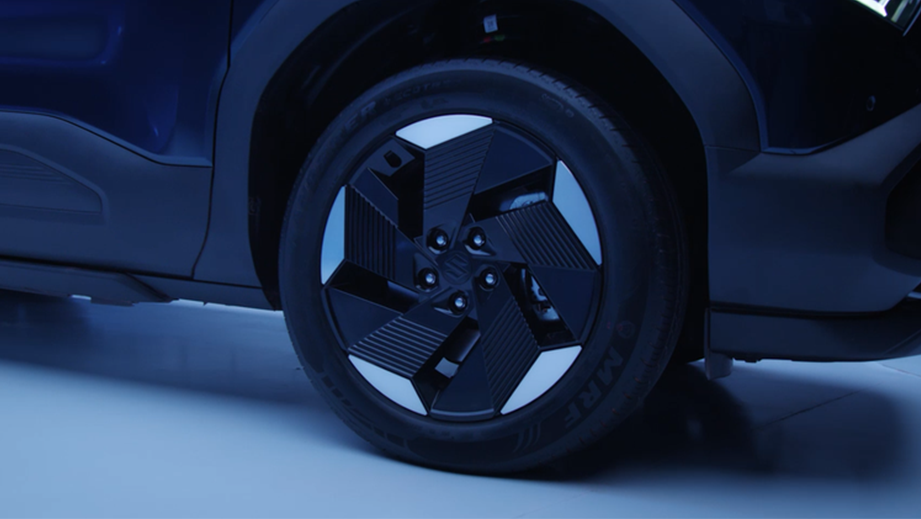 Front wheel close-up of a Maruti Suzuki e Vitara