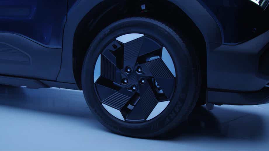 Front wheel close-up of a Maruti Suzuki e Vitara