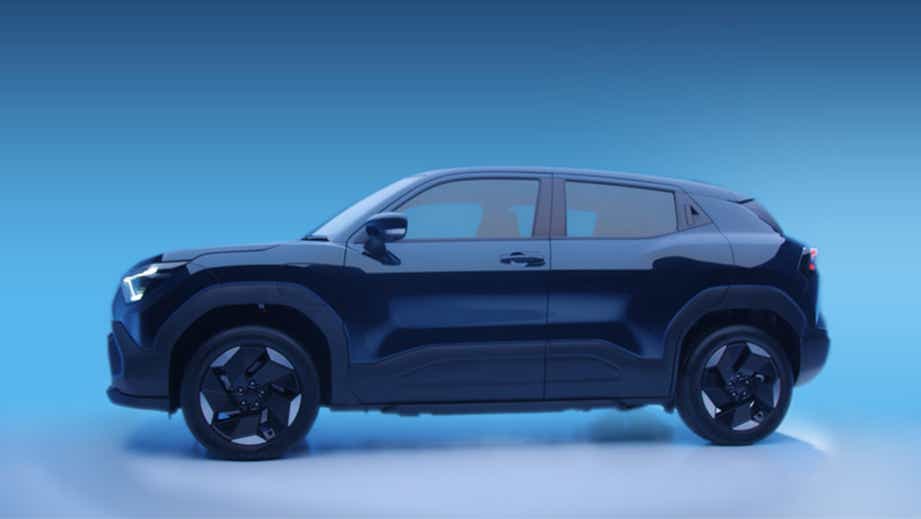 Side view of a nexa blue Maruti Suzuki e Vitara