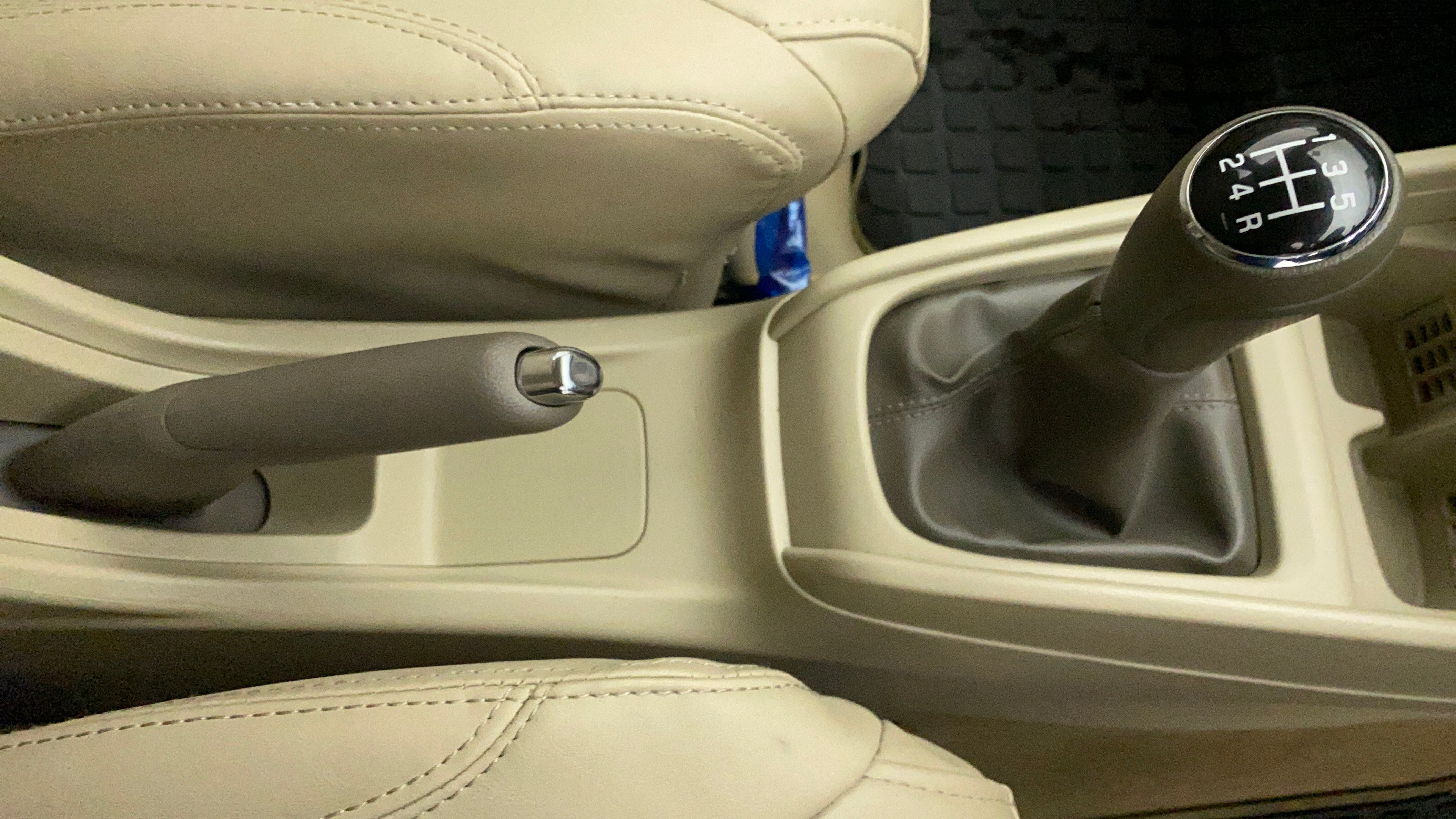 Gear shifter and handbrake area of a Maruti Suzuki Ertiga