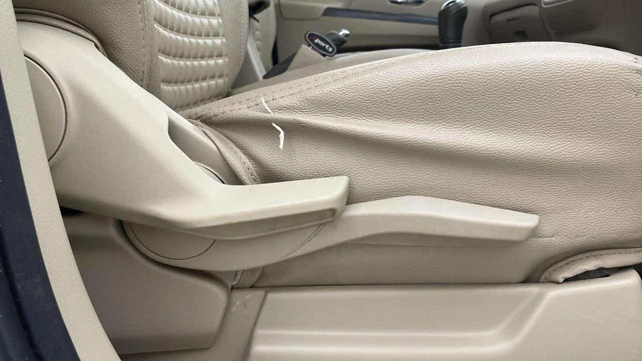 Side view of a Maruti Suzuki Ertiga front seat handle