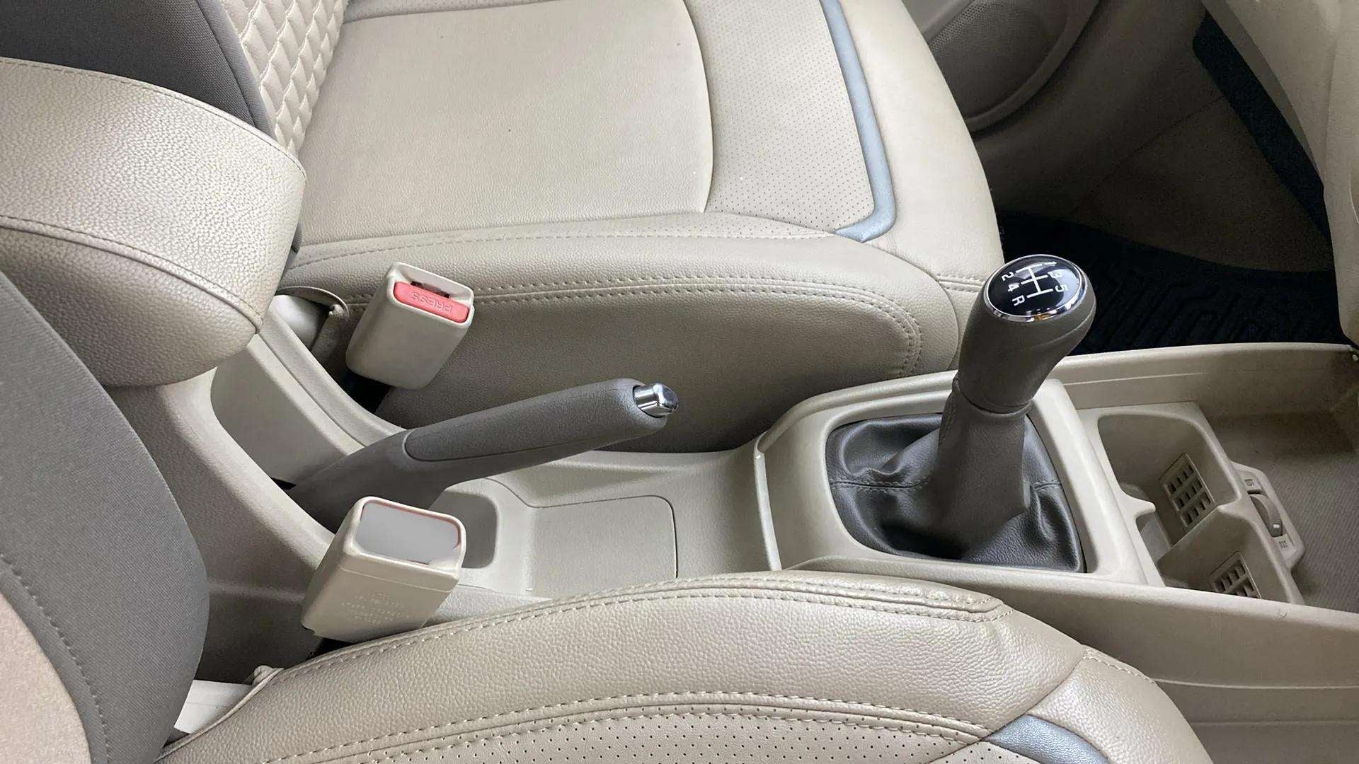 Manual gear lever and central console of a Maruti Suzuki Ertiga