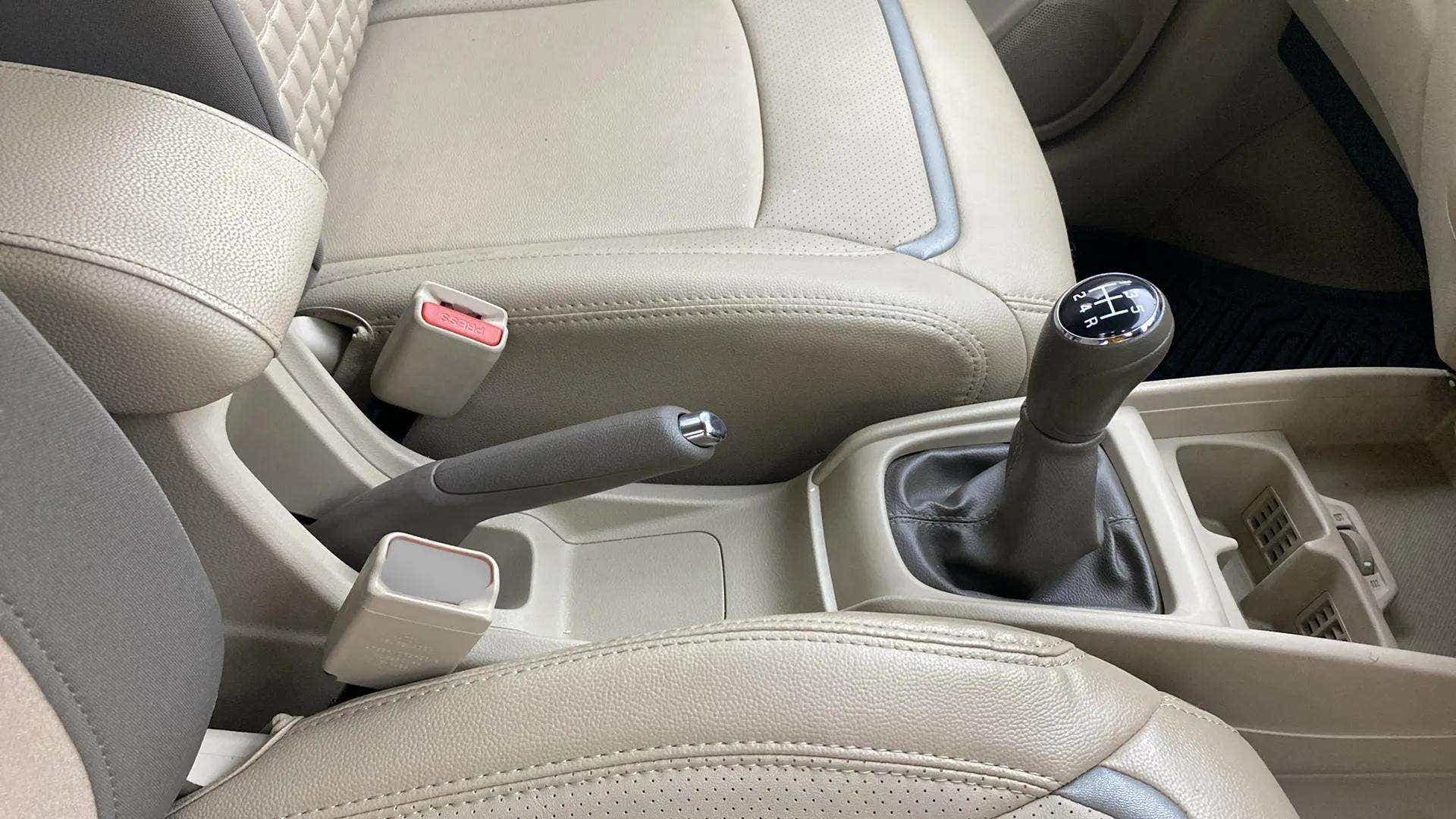 Manual gear lever and central console of a Maruti Suzuki Ertiga