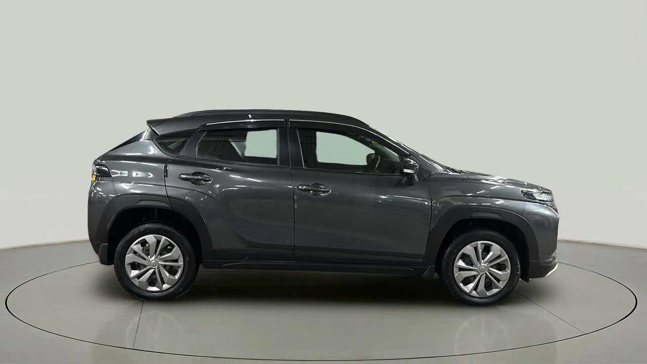 Side view of a grandeur grey Maruti Suzuki FRONX