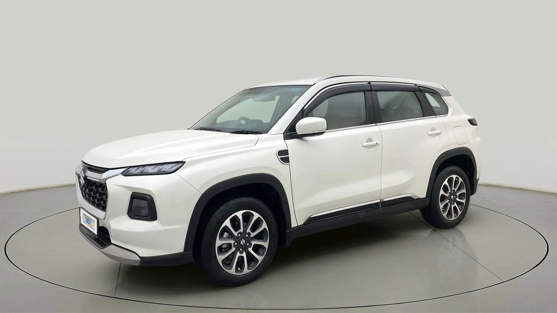 Front three-quarter view of a splendid silver Maruti Suzuki Grand Vitara