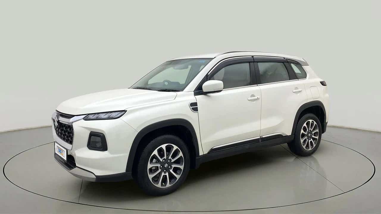 Front three-quarter view of a splendid silver Maruti Suzuki Grand Vitara