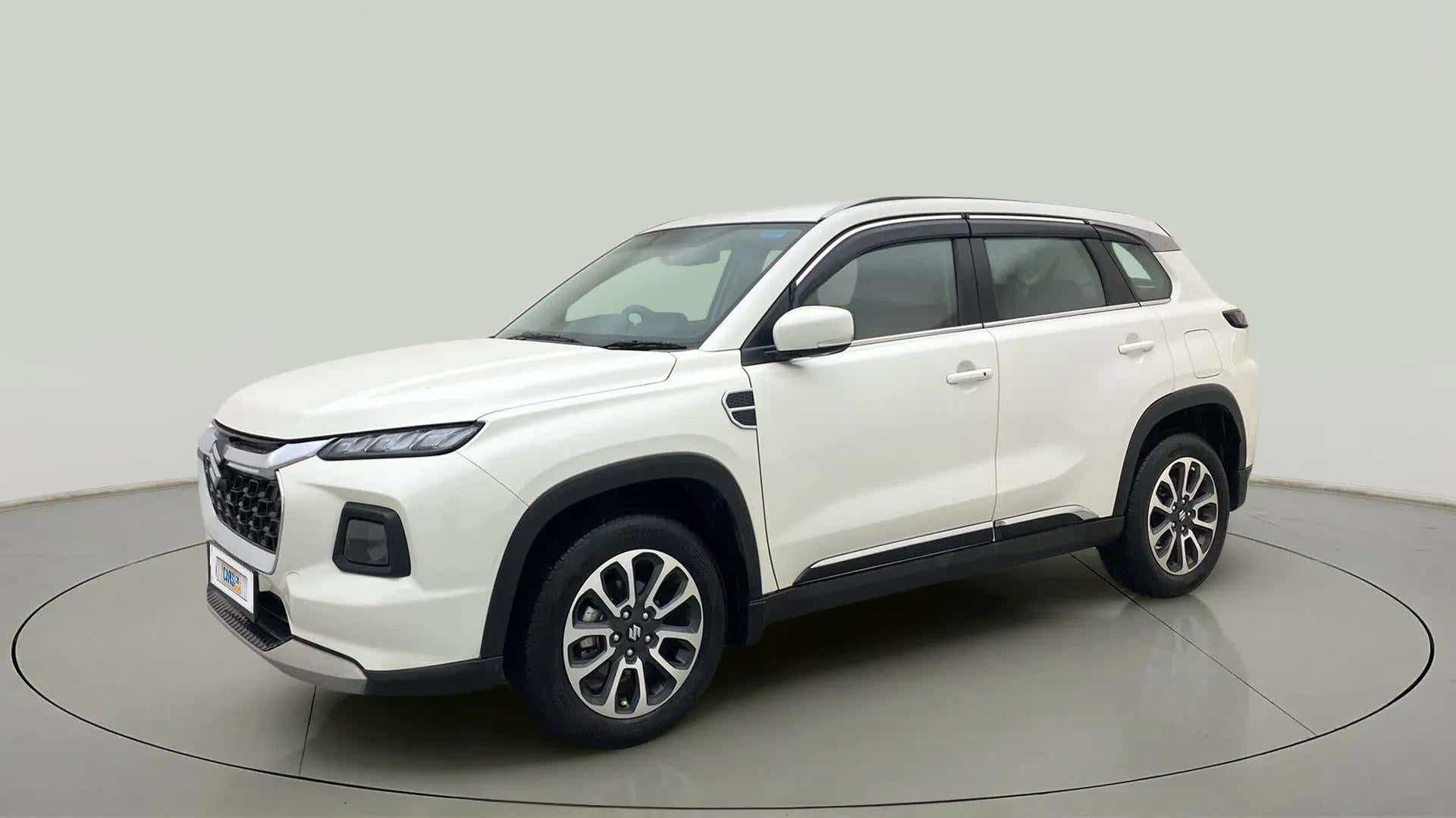 Front three-quarter view of a splendid silver Maruti Suzuki Grand Vitara