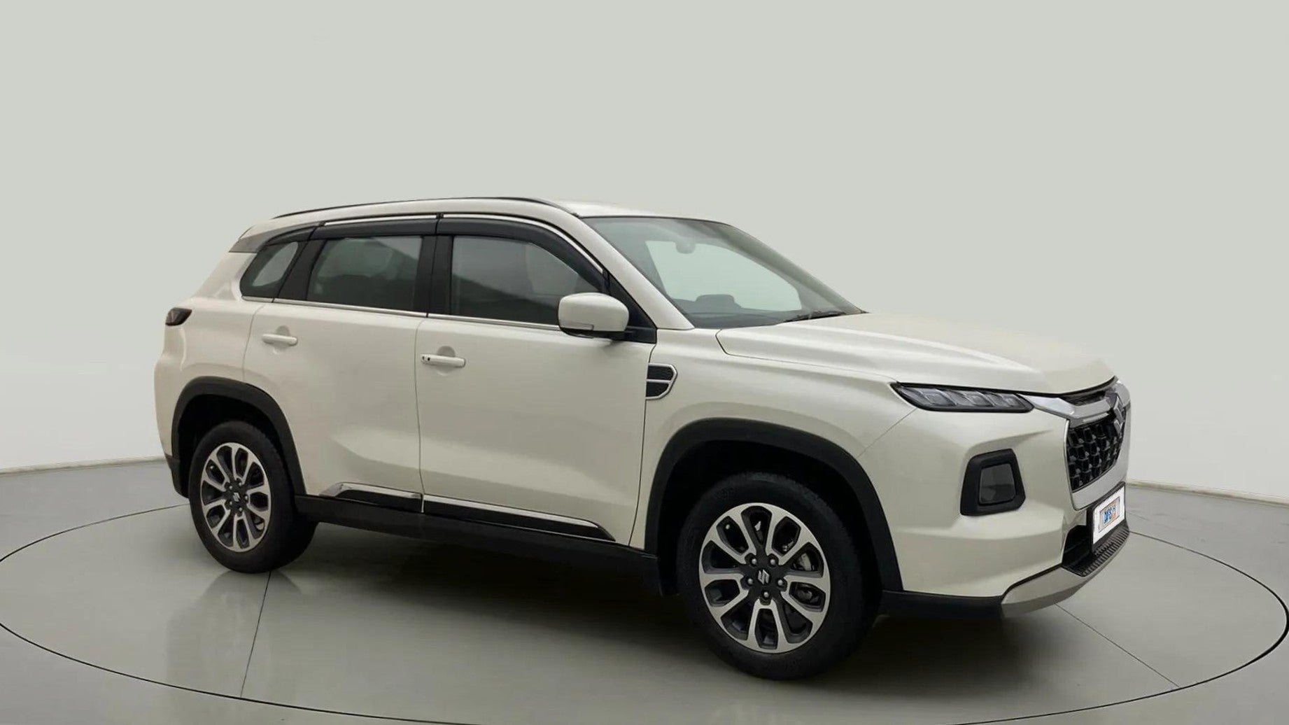 Side view of a splendid silver Maruti Suzuki Grand Vitara