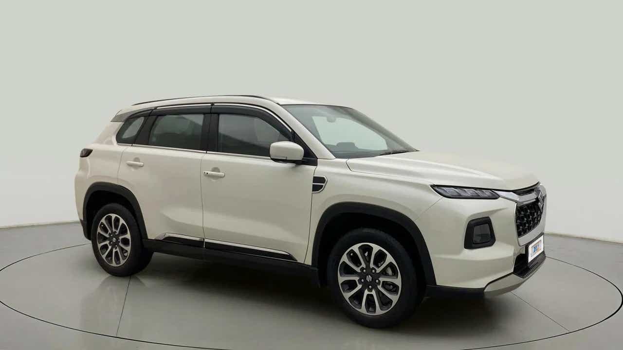 Side view of a splendid silver Maruti Suzuki Grand Vitara