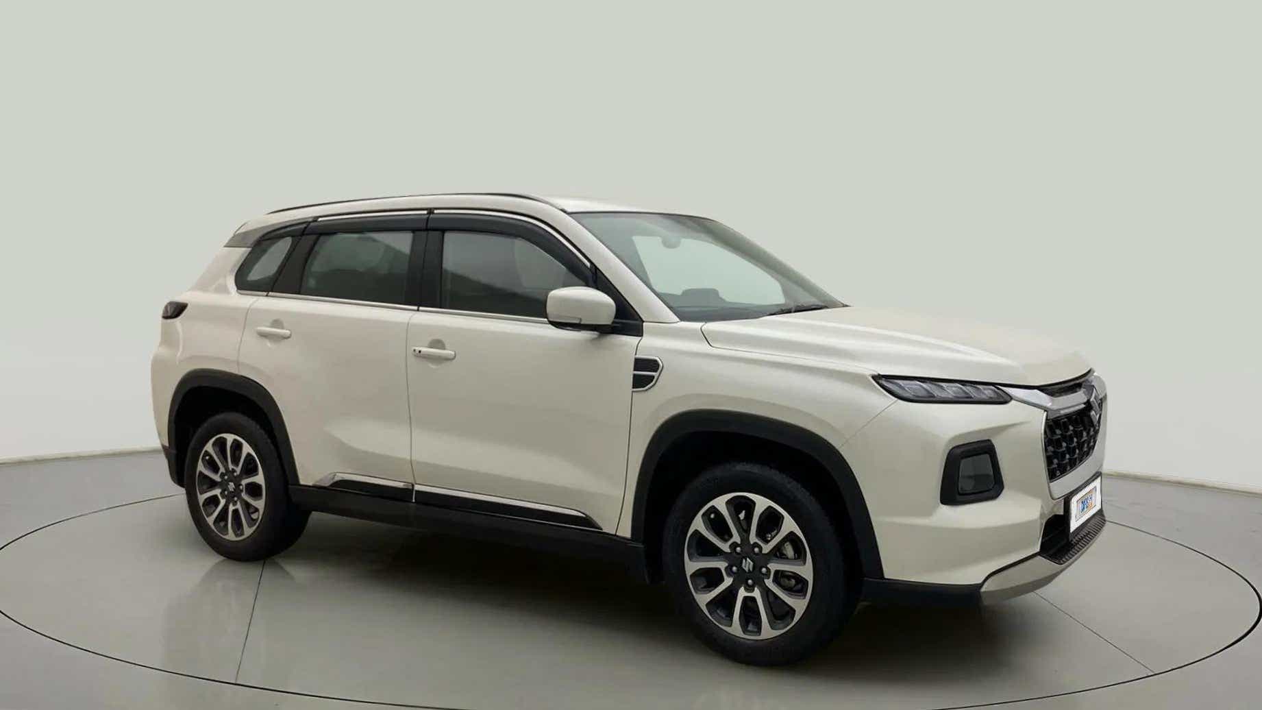 Side view of a splendid silver Maruti Suzuki Grand Vitara