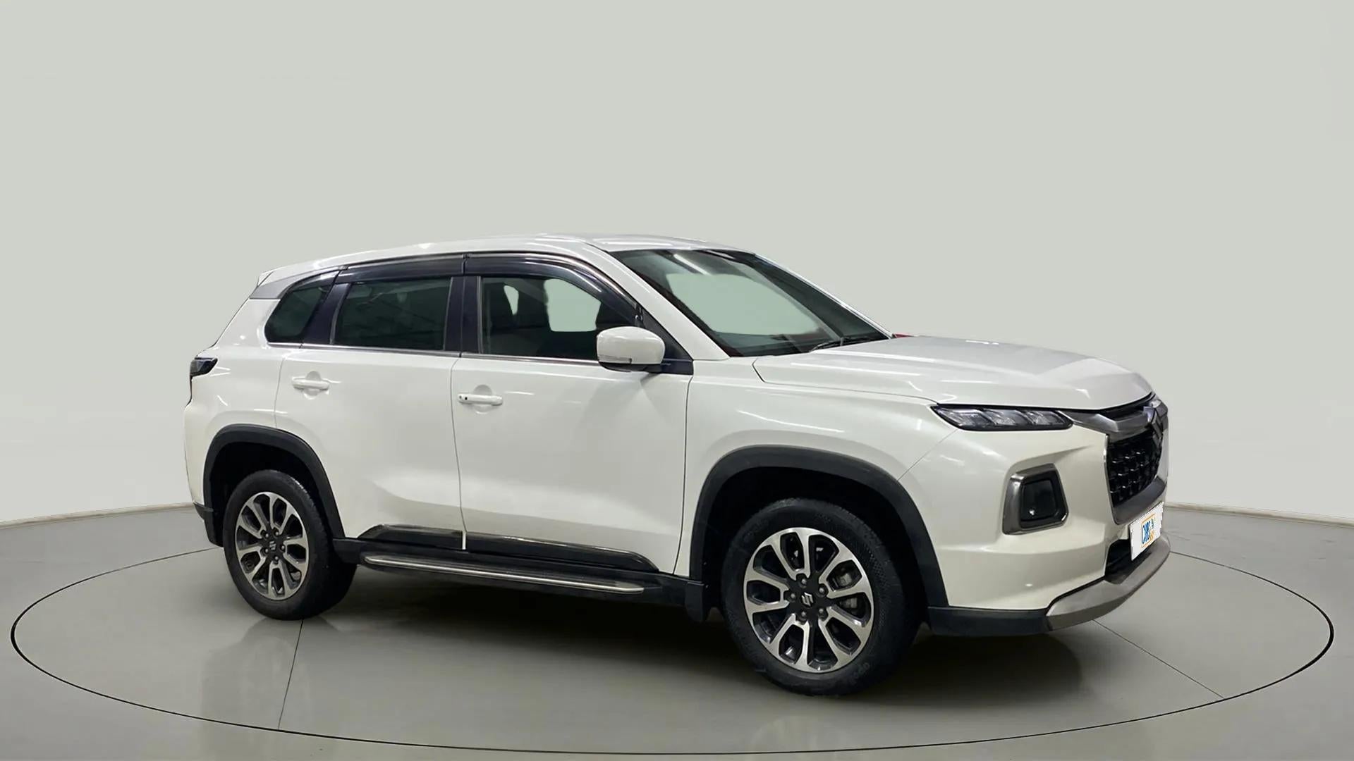 Side view of a splendid silver Maruti Suzuki Grand Vitara