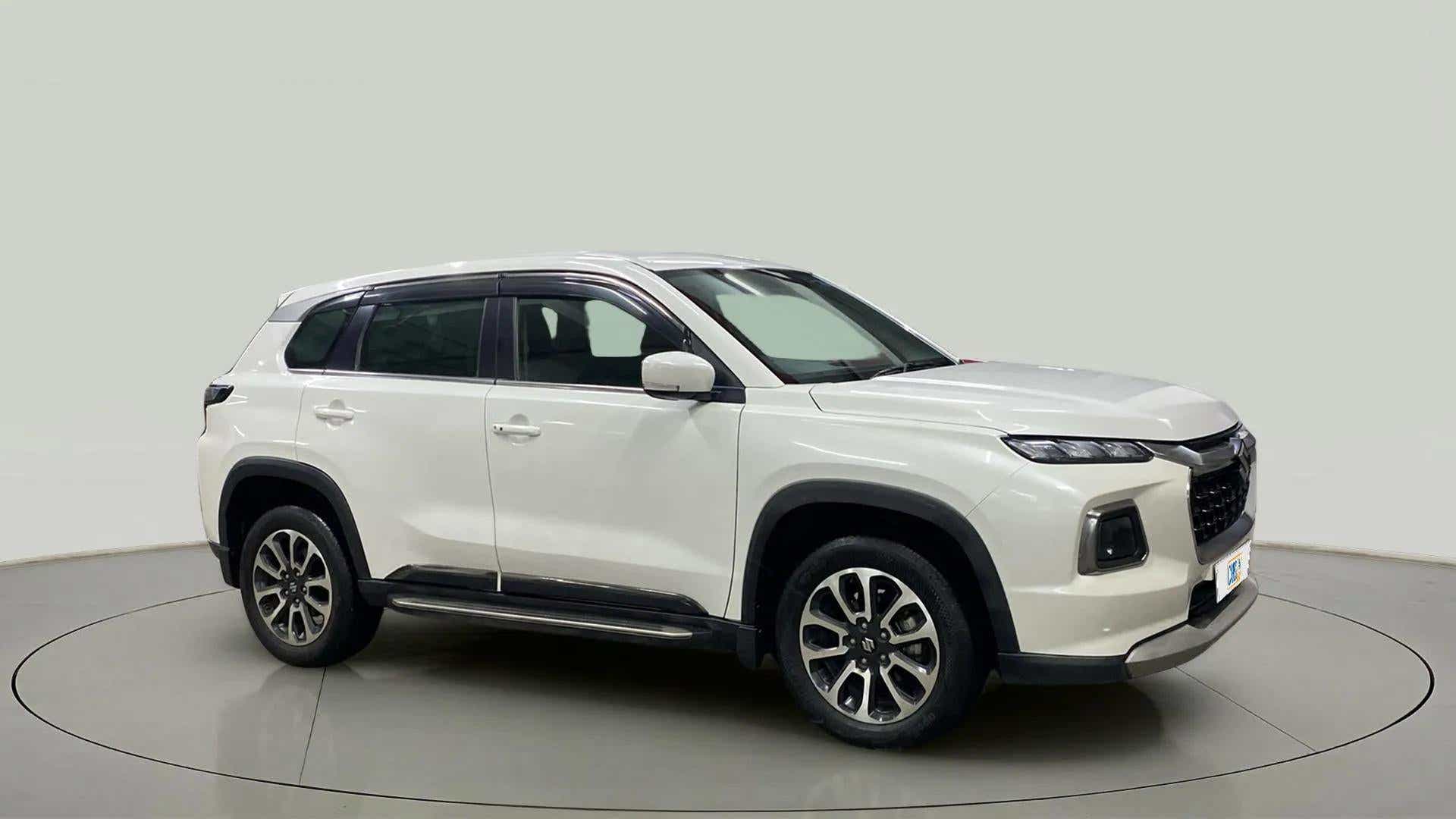 Side view of a splendid silver Maruti Suzuki Grand Vitara