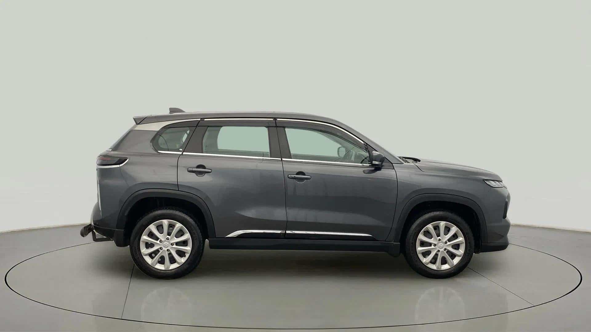 Side view of a grandeur grey Maruti Suzuki Grand Vitara