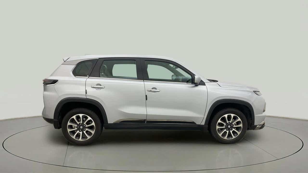Side view of a splendid silver Maruti Suzuki Grand Vitara