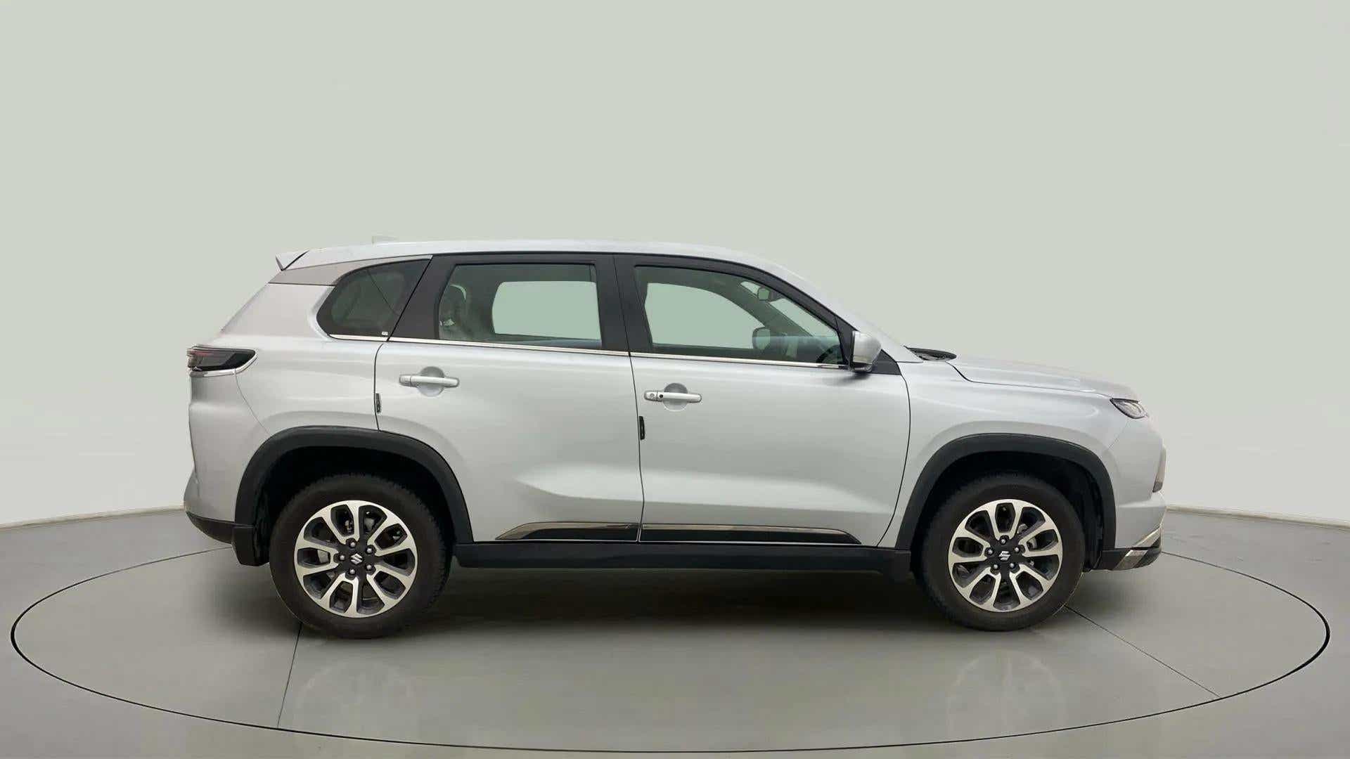 Side view of a splendid silver Maruti Suzuki Grand Vitara