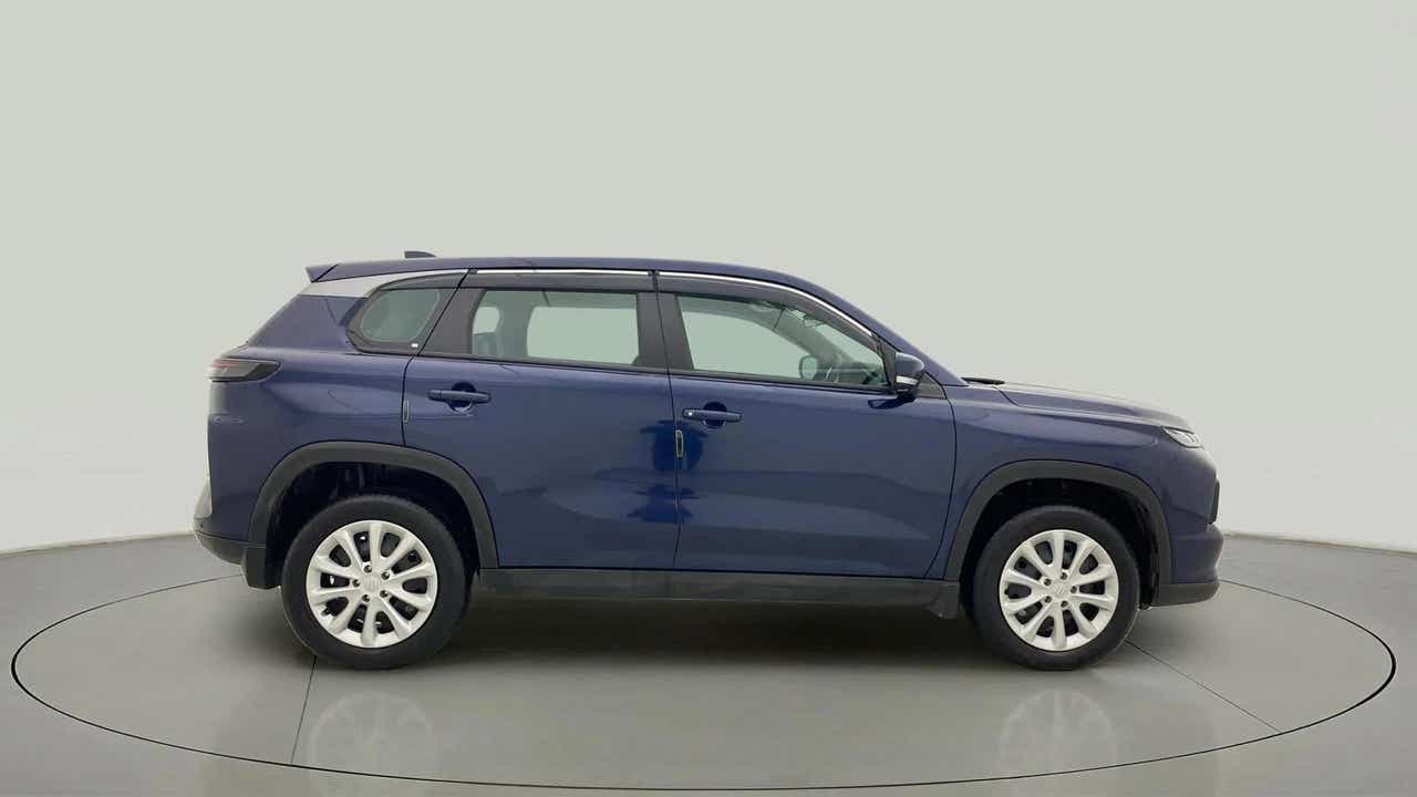 Side view of a Nexa Blue Maruti Suzuki Grand Vitara