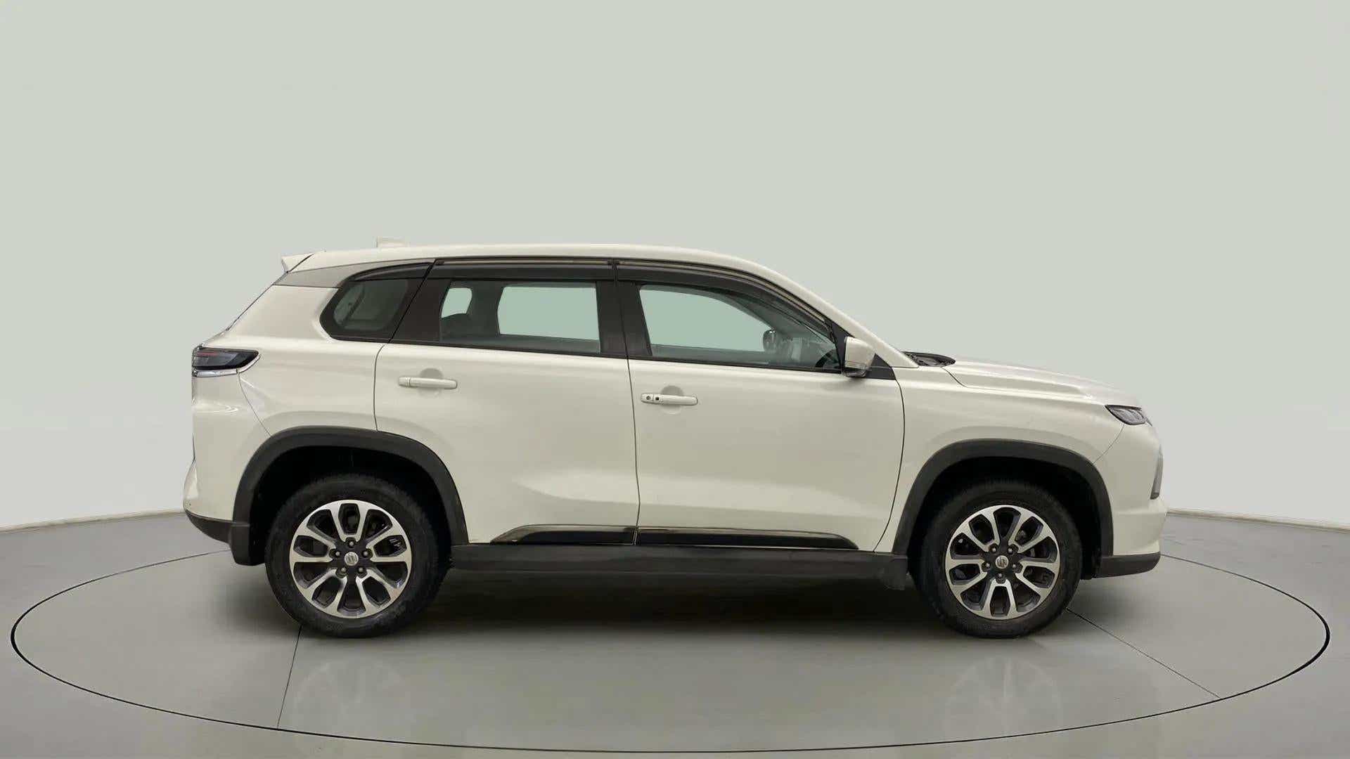 Side view of a splendid silver Maruti Suzuki Grand Vitara
