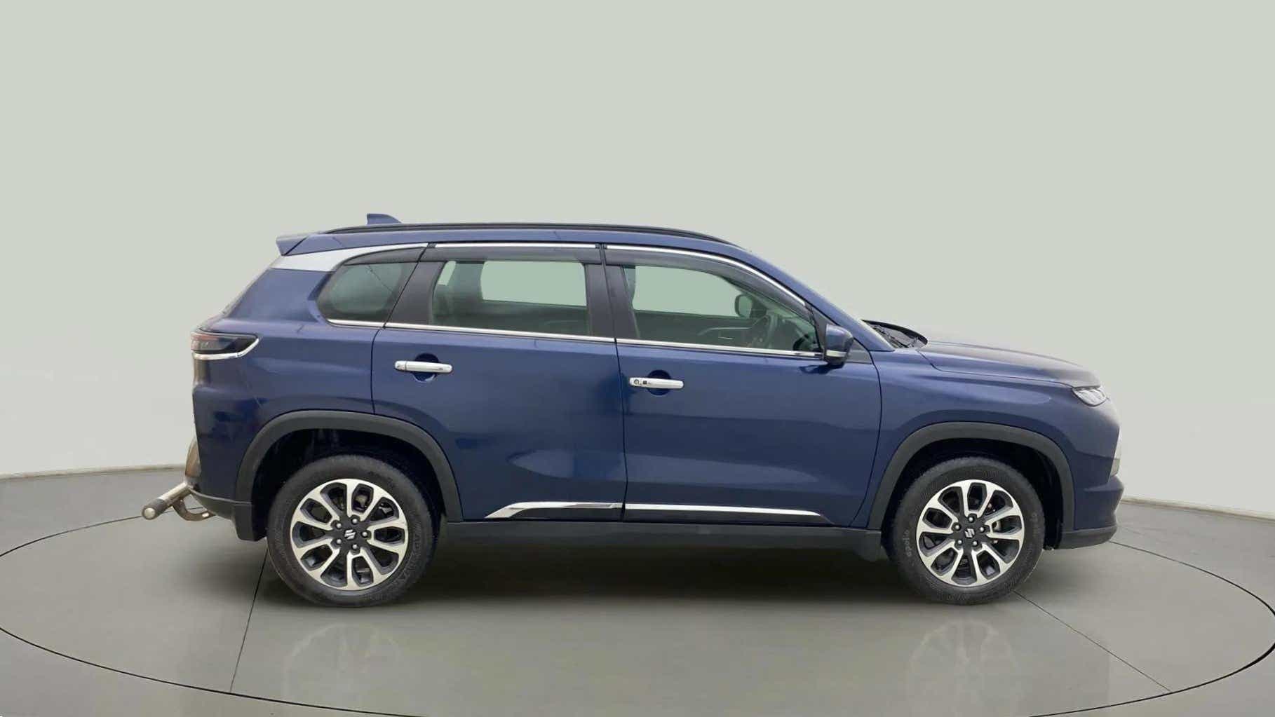 Side view of a Nexa Blue Maruti Suzuki Grand Vitara