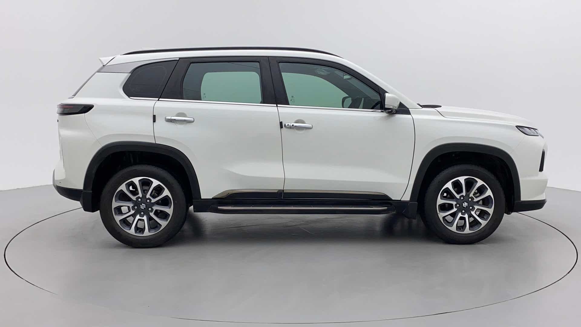 Side view of a splendid silver Maruti Suzuki Grand Vitara