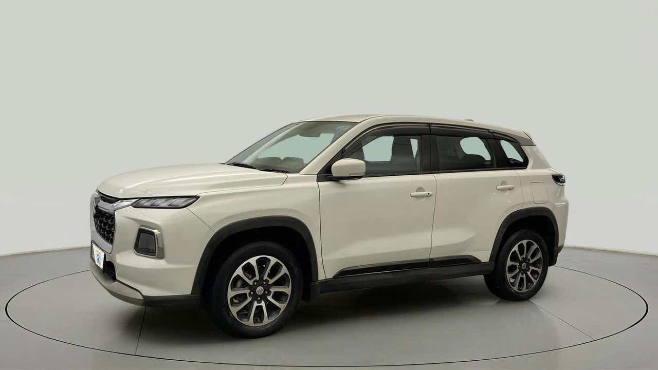 Side view of a splendid silver Maruti Suzuki Grand Vitara