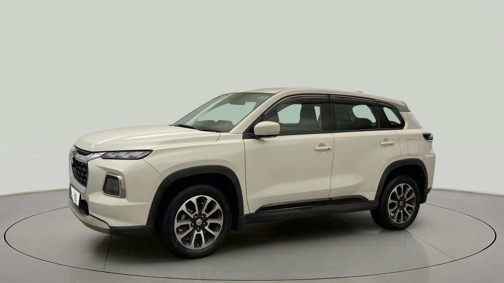 Side view of a splendid silver Maruti Suzuki Grand Vitara