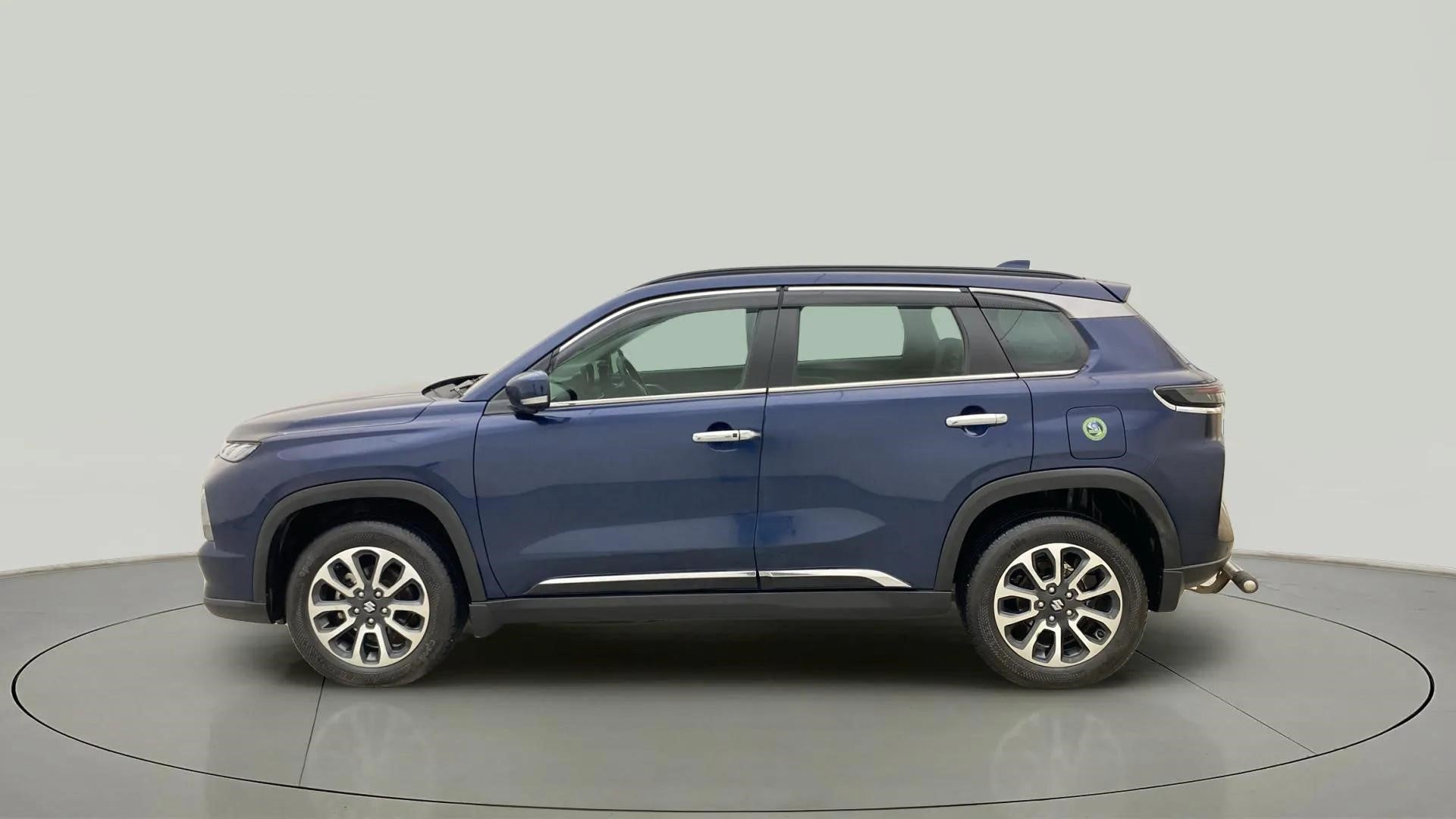 Side view of a Nexa Blue Maruti Suzuki Grand Vitara