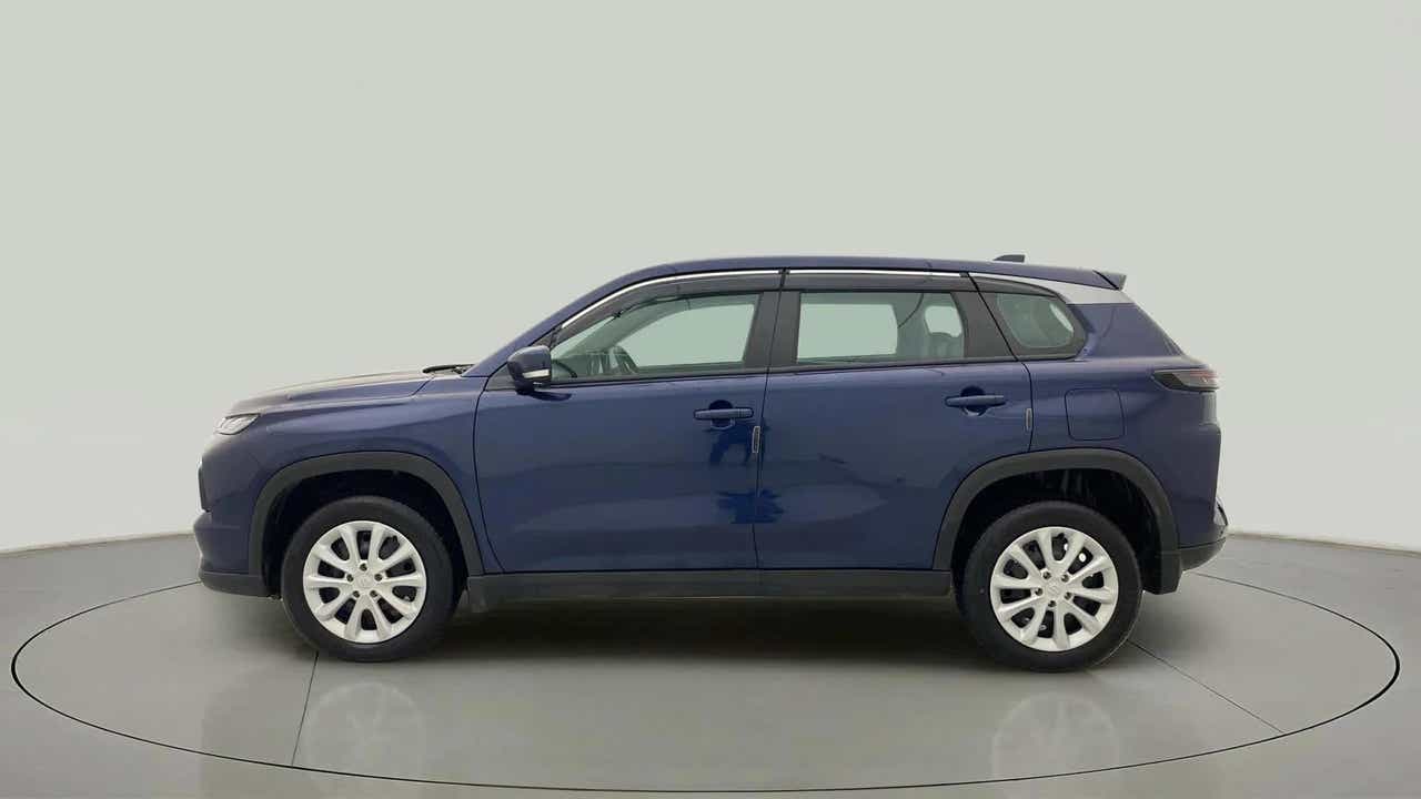 Side view of a Nexa Blue Maruti Suzuki Grand Vitara