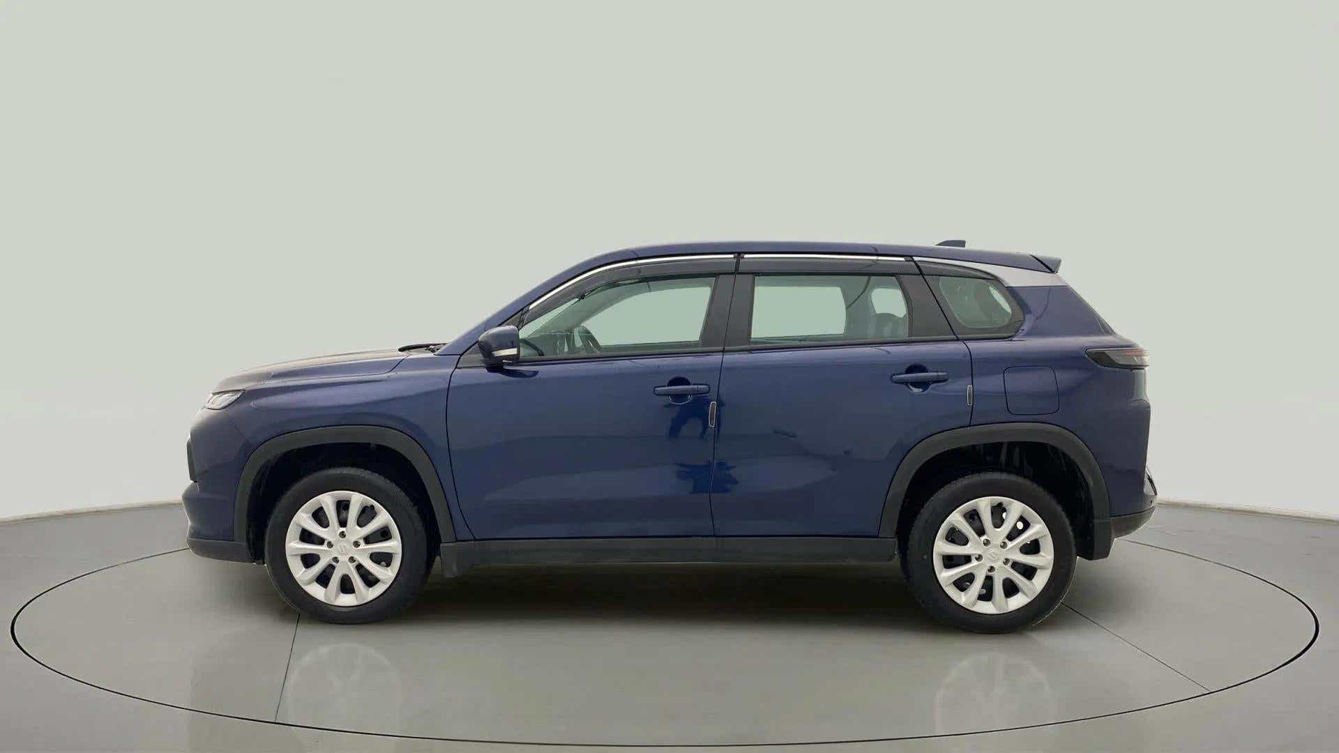 Side view of a Nexa Blue Maruti Suzuki Grand Vitara