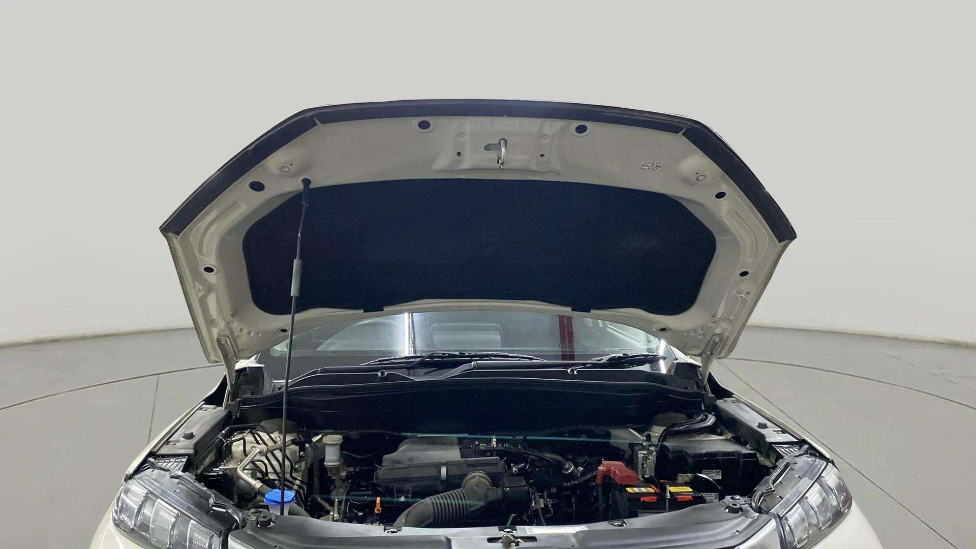 Engine bay of a Maruti Suzuki Grand Vitara