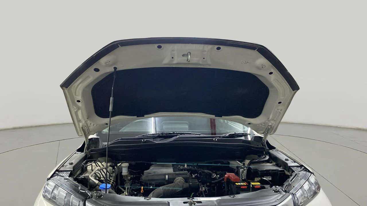 Engine bay of a Maruti Suzuki Grand Vitara