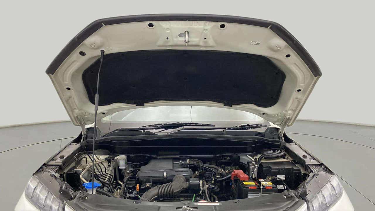 Engine bay of a Maruti Suzuki Grand Vitara
