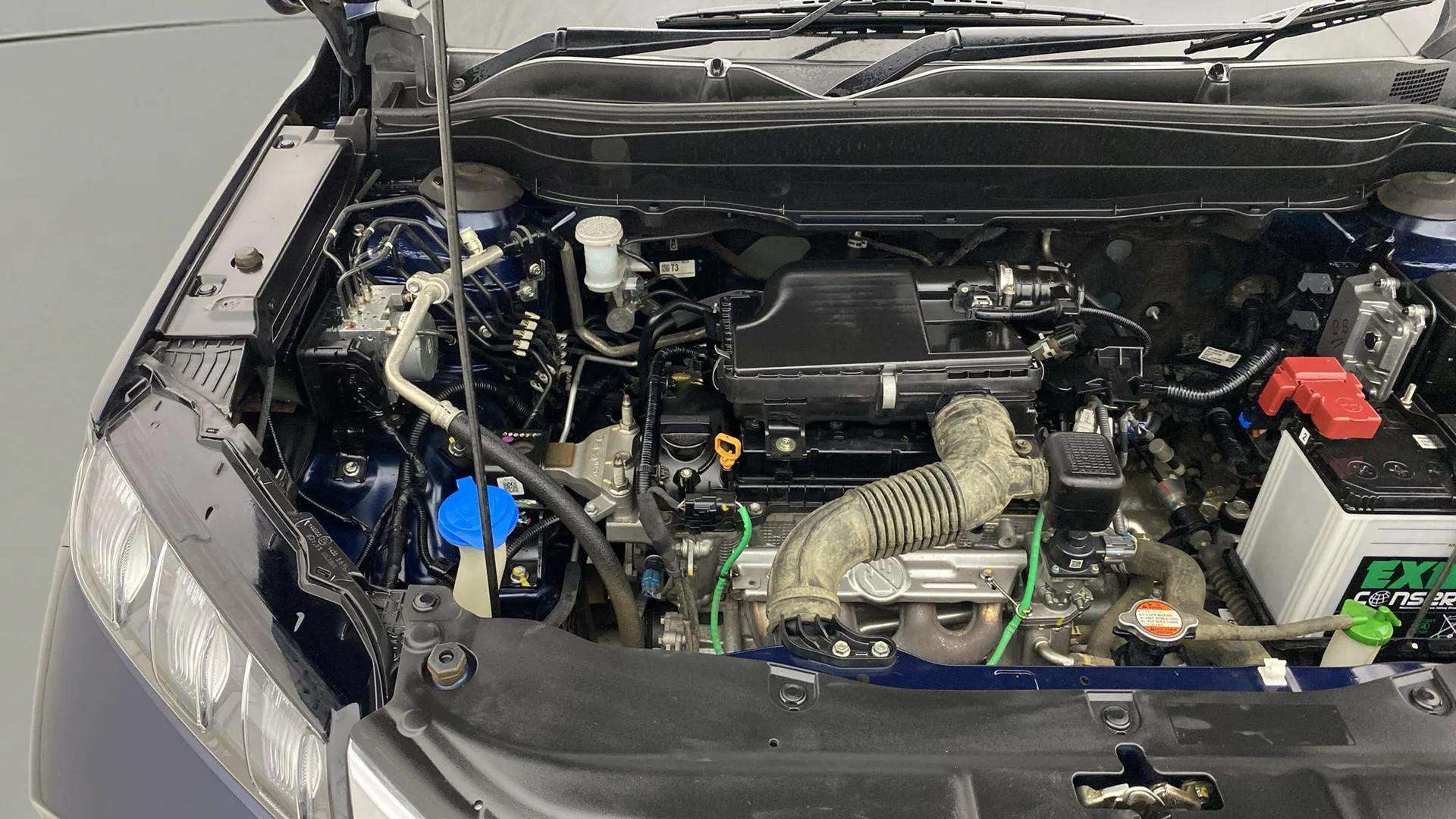 Engine bay of a Maruti Suzuki Grand Vitara