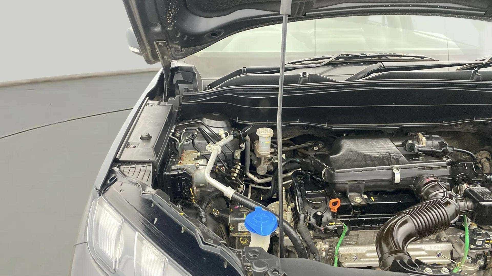 Engine bay of a Maruti Suzuki Grand Vitara