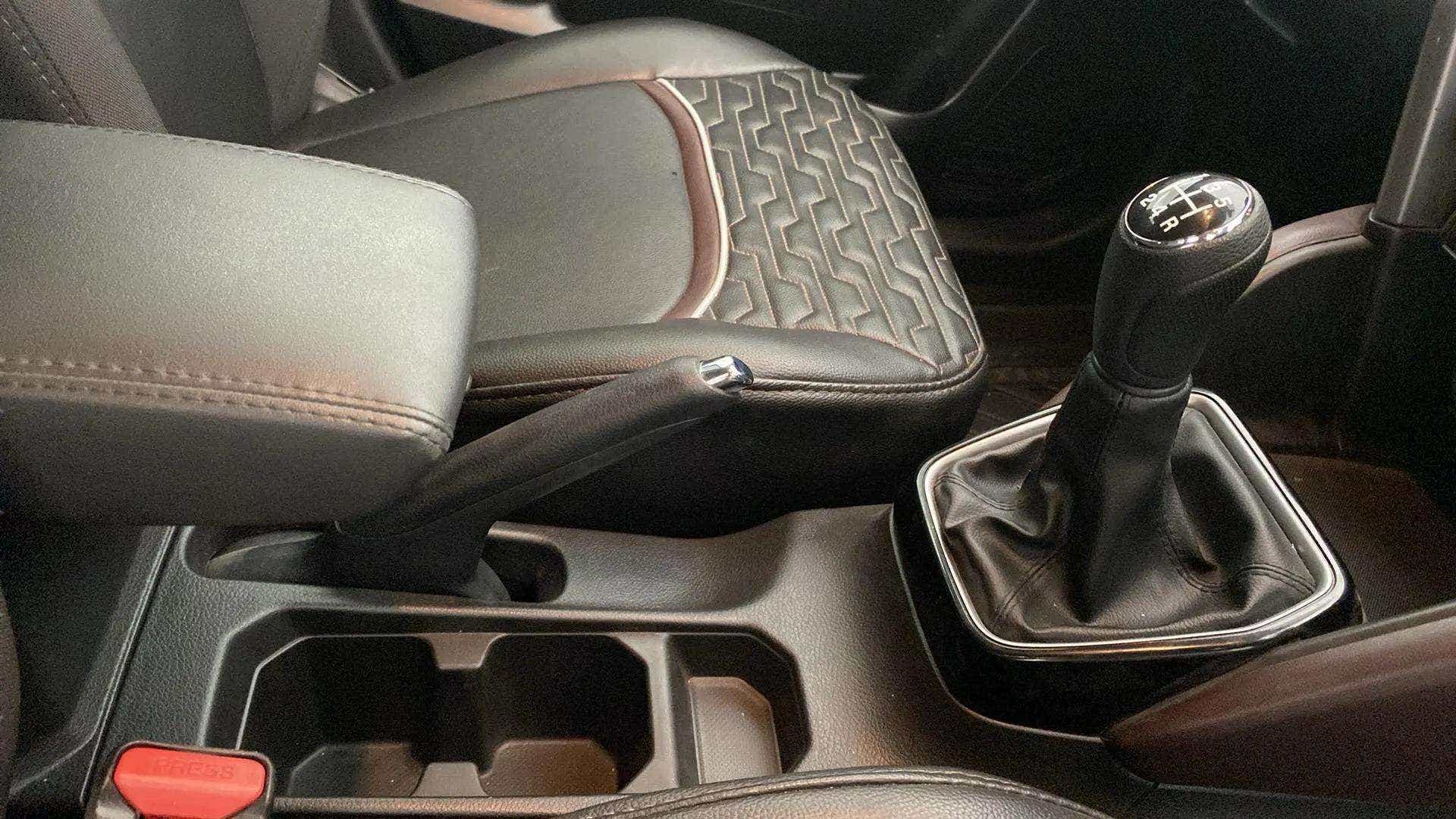 Gear shift and central console of a Maruti Suzuki Grand Vitara