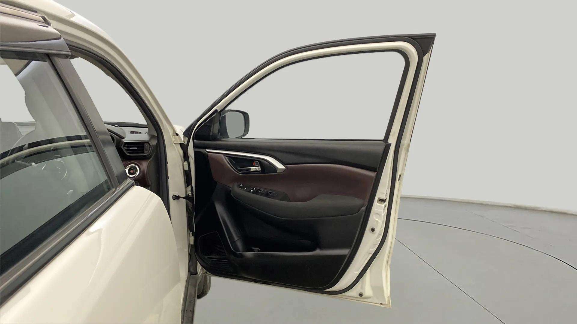 Front driver side door panel of a Maruti Suzuki Grand Vitara