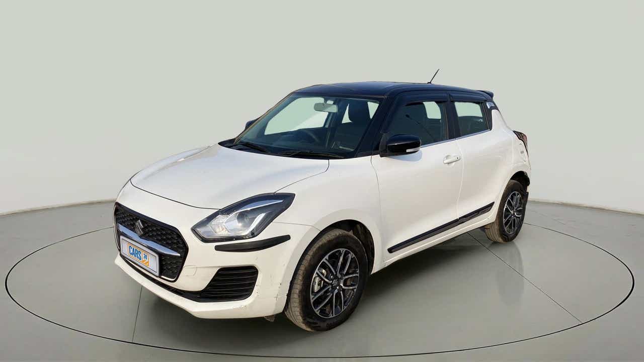 Front three-quarter view of a Pearl Arctic White with Pearl Midnight Black roof Maruti Suzuki Swift 2021 - 2023