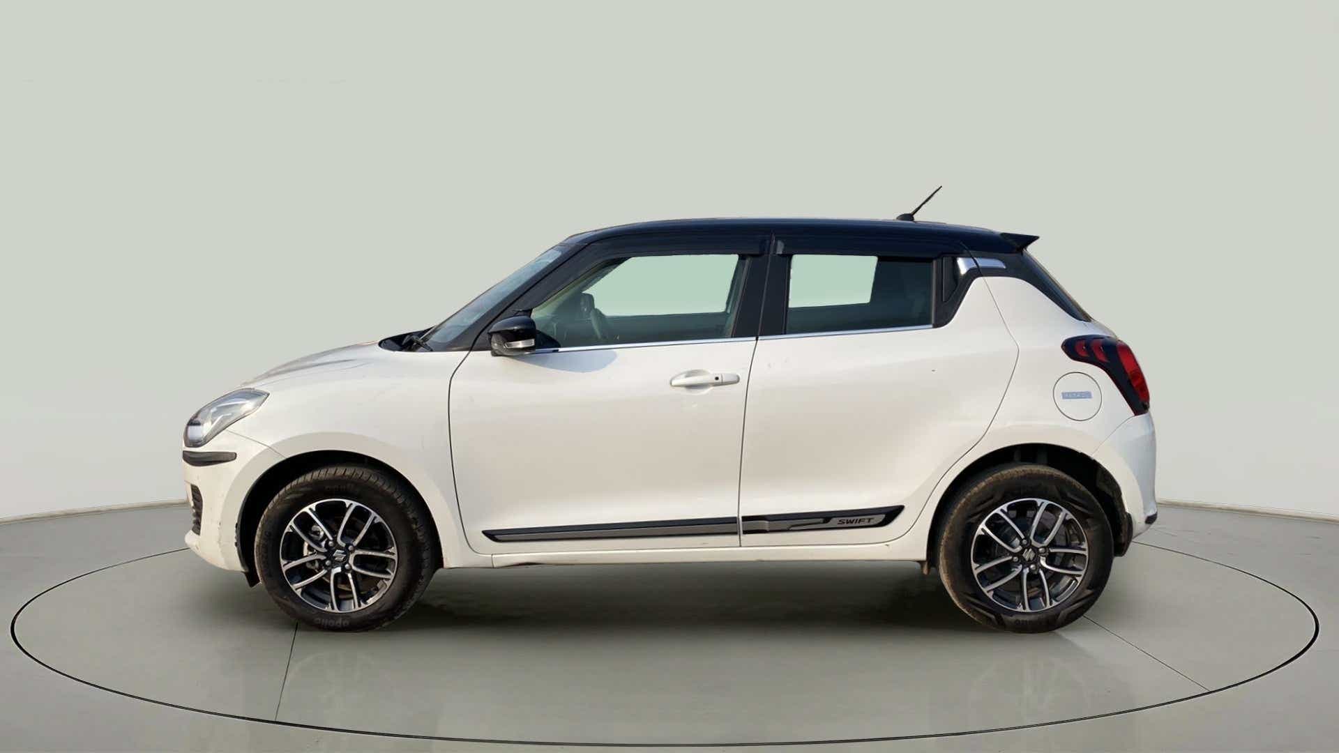 Side view of a pearl arctic white with pearl midnight black roof Maruti Suzuki Swift 2021 - 2023