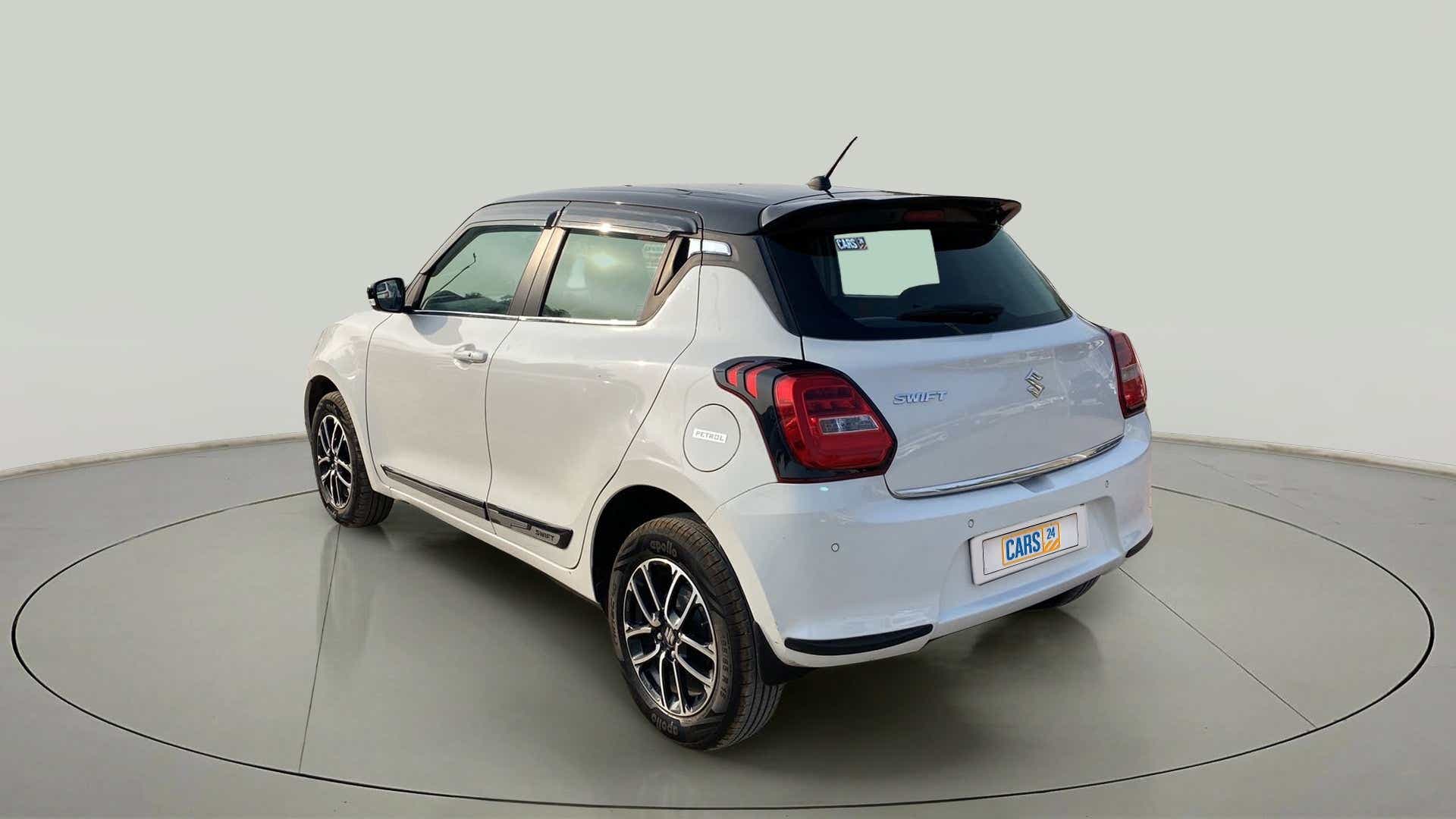 Rear three-quarter of a pearl-arctic-white-with-pearl-midnight-black Maruti Suzuki Swift 2021 - 2023