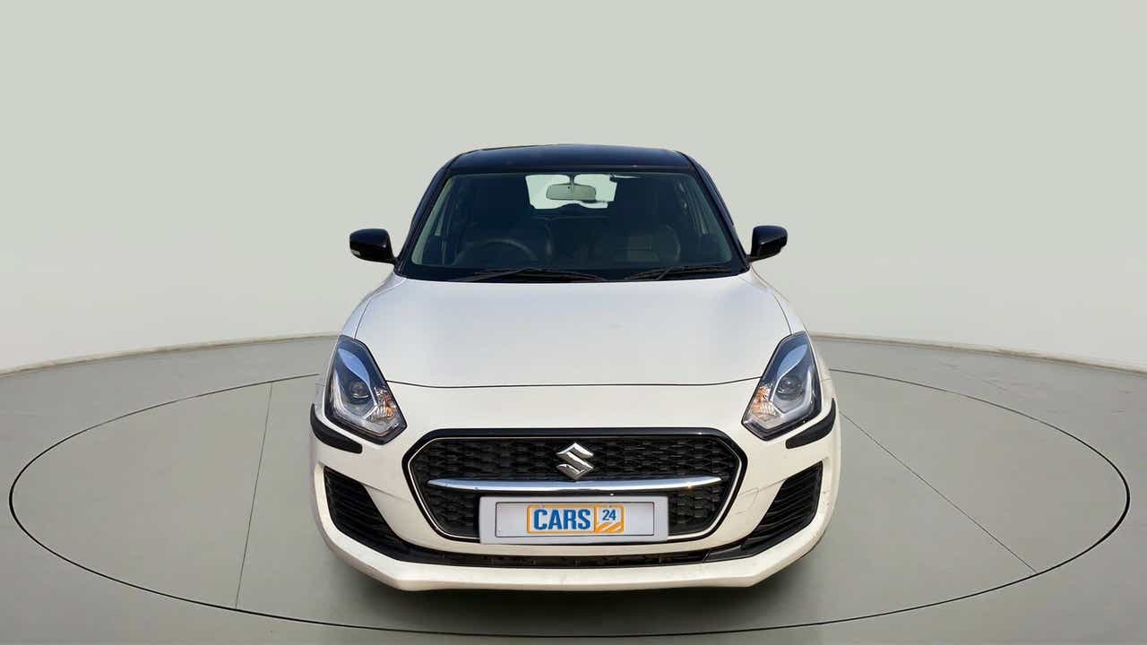 Front view of a pearl-arctic-white-with-pearl-midnight-black Maruti Suzuki Swift 2021 - 2023