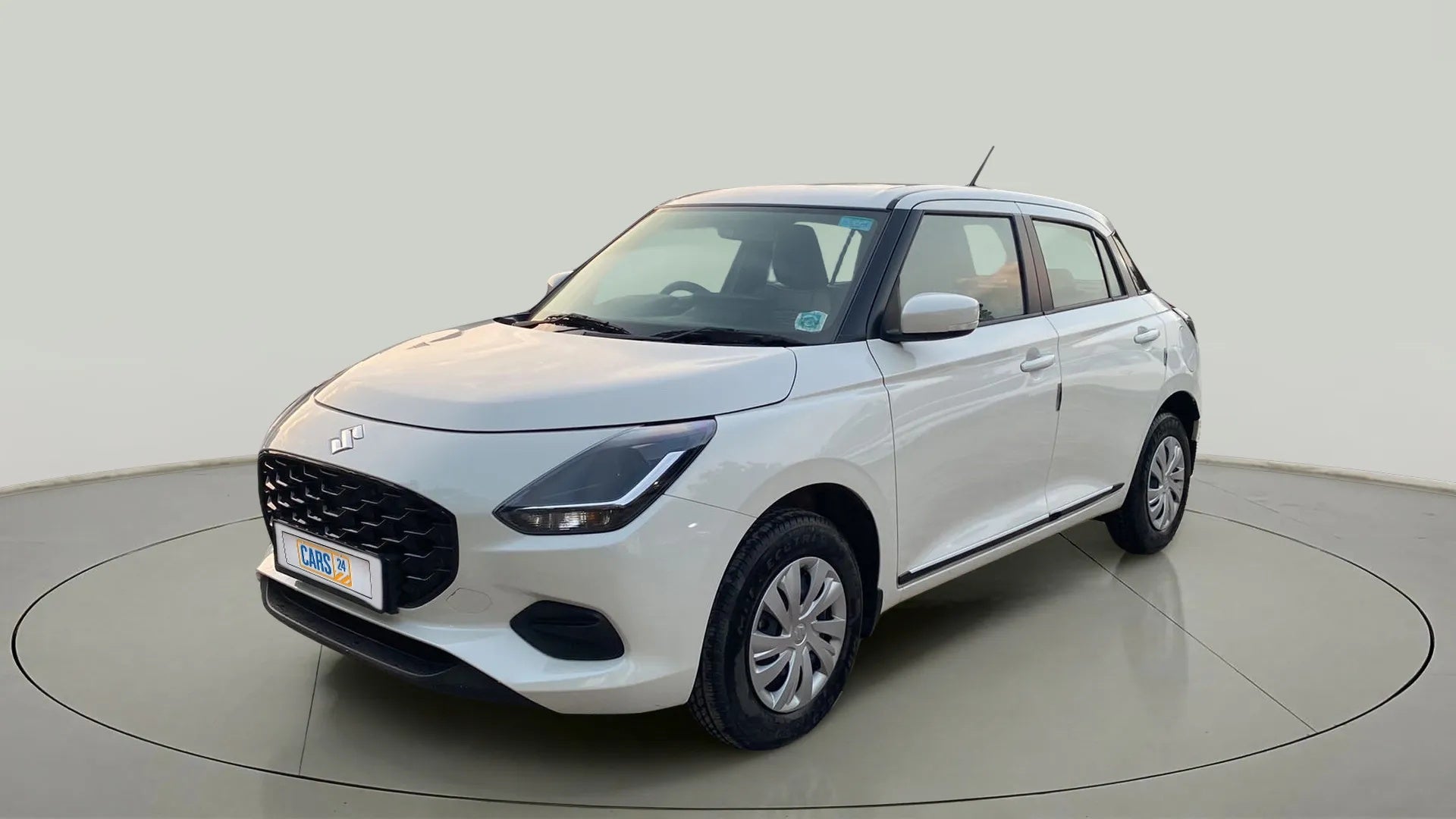 Front three-quarter view of a Pearl Arctic White with Pearl Midnight Black Maruti Suzuki Swift